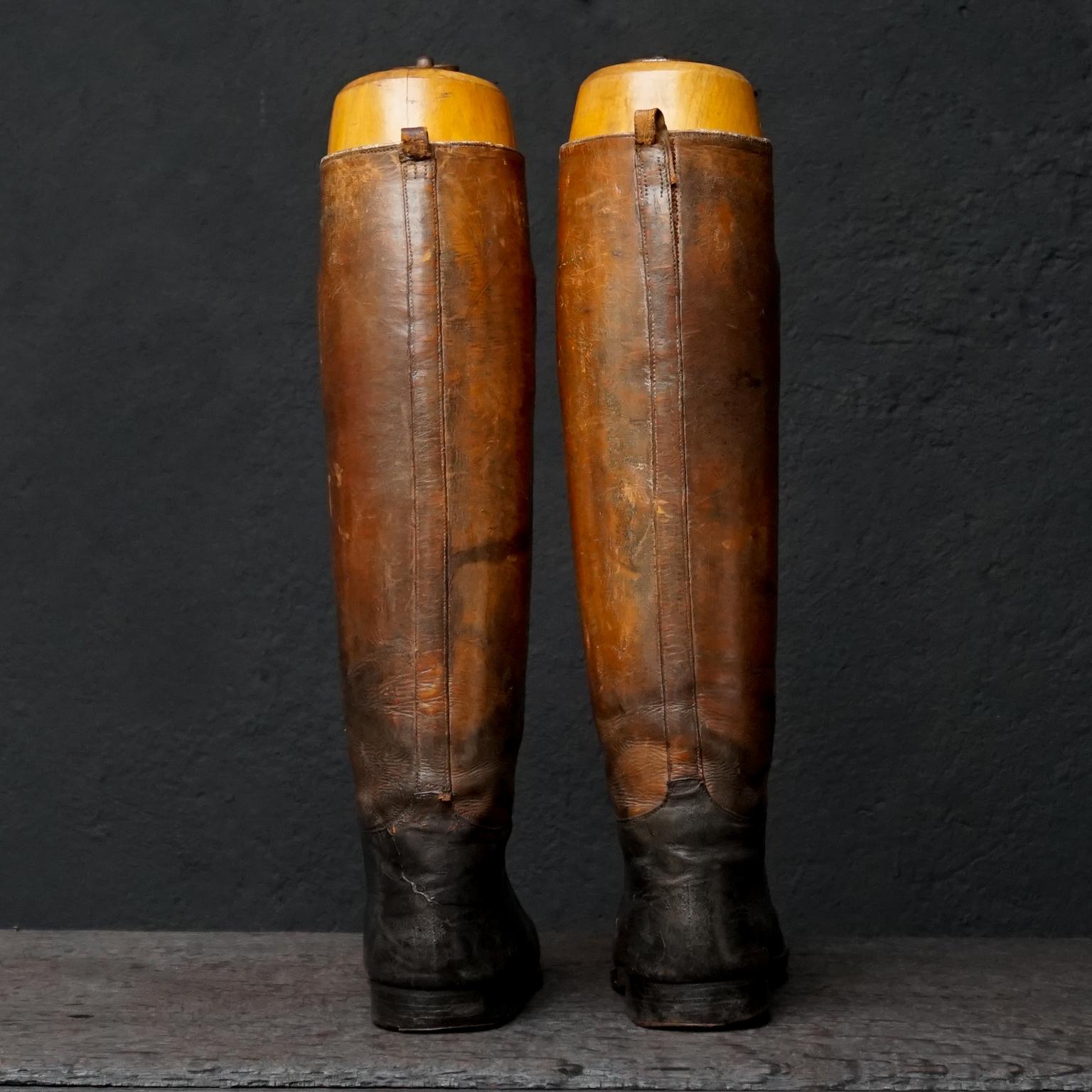 Early 20th Century French Leather Horse Riding Boots with Antique Boot Trees In Good Condition In Haarlem, NL