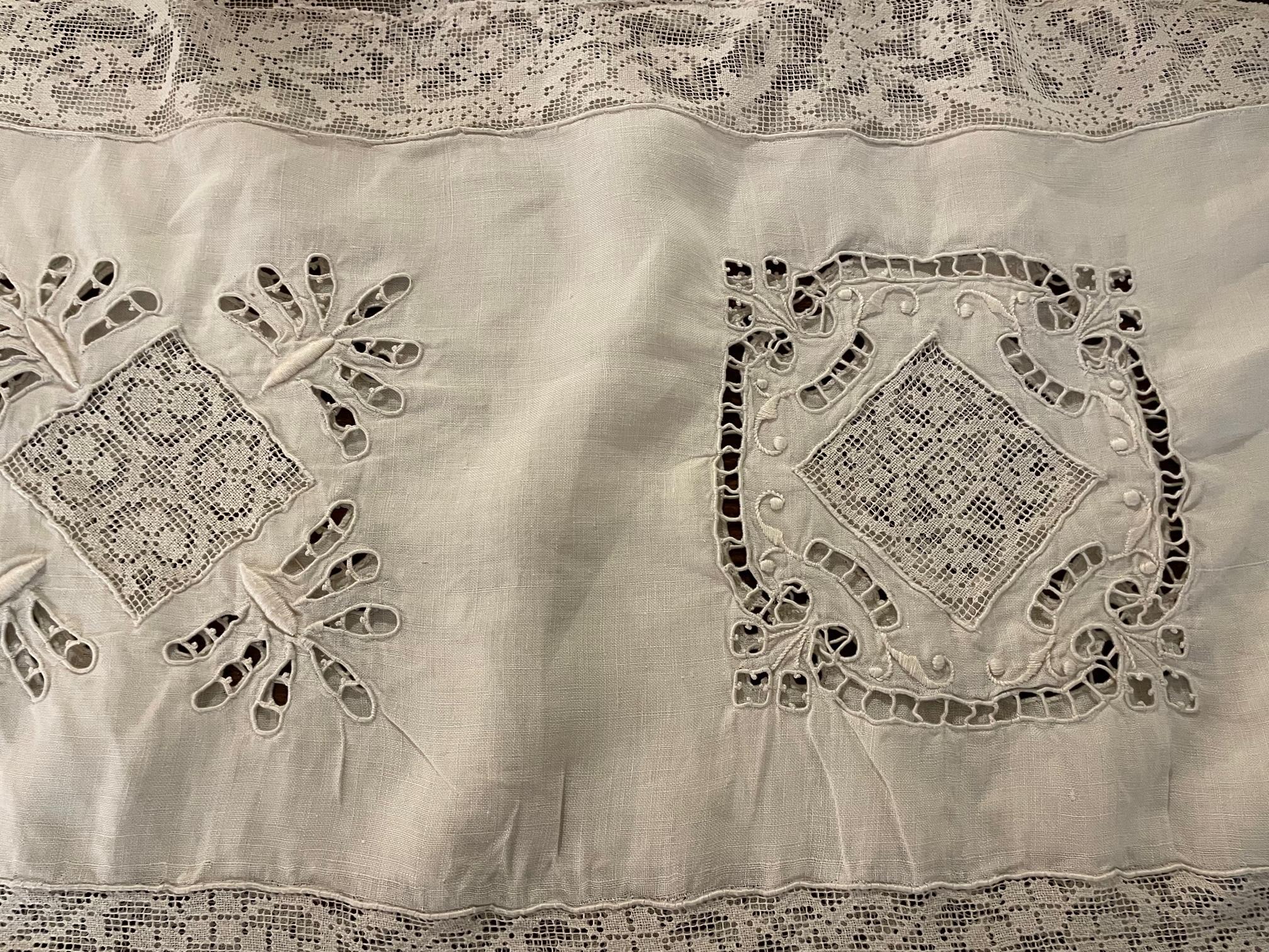 Early 20th century French Linen Lace Handmade Panel, 1900s For Sale 6