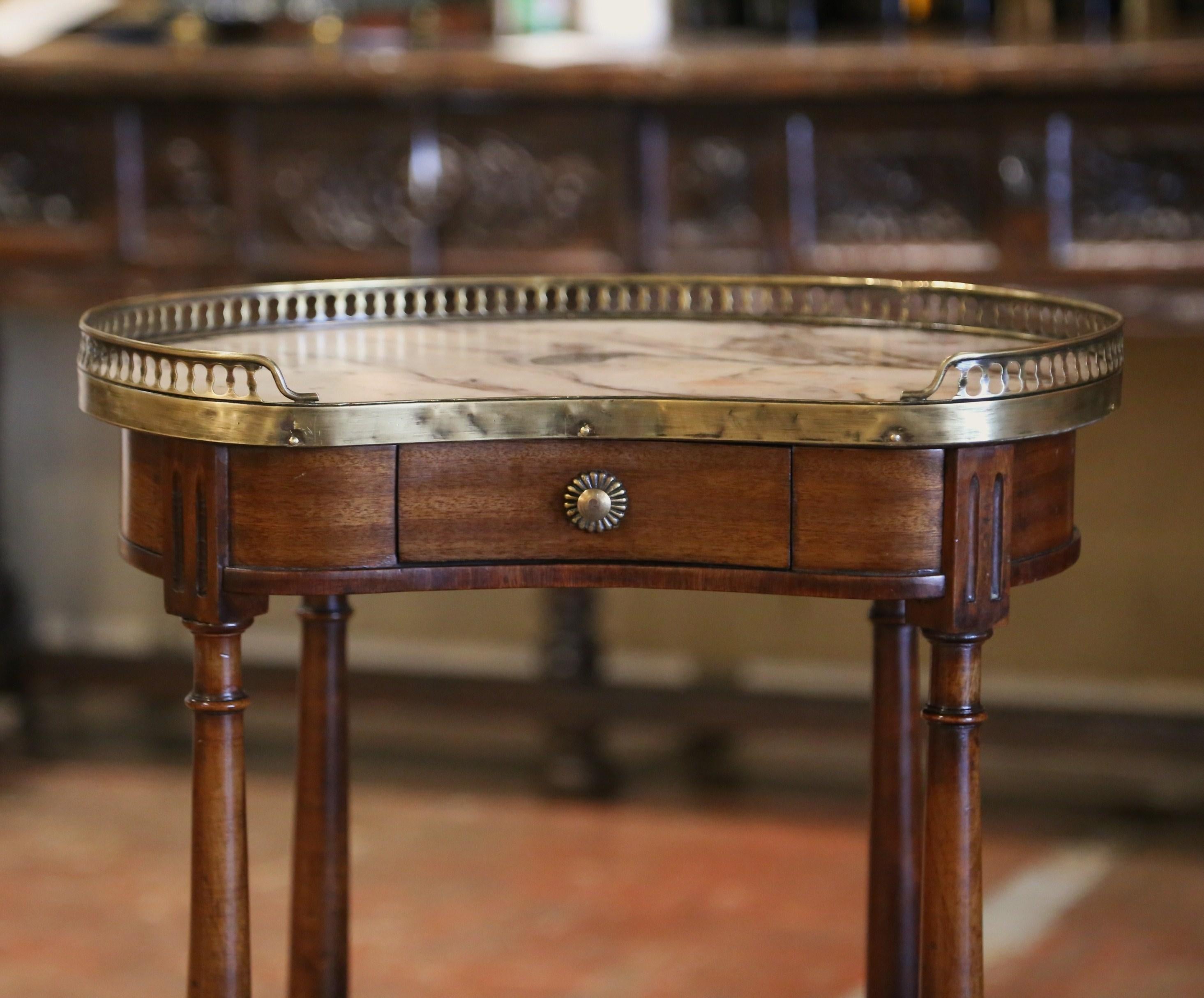 Louis-Philippe Table d'appoint en acajou à plateau de marbre Louis Philippe du début du XXe siècle en vente