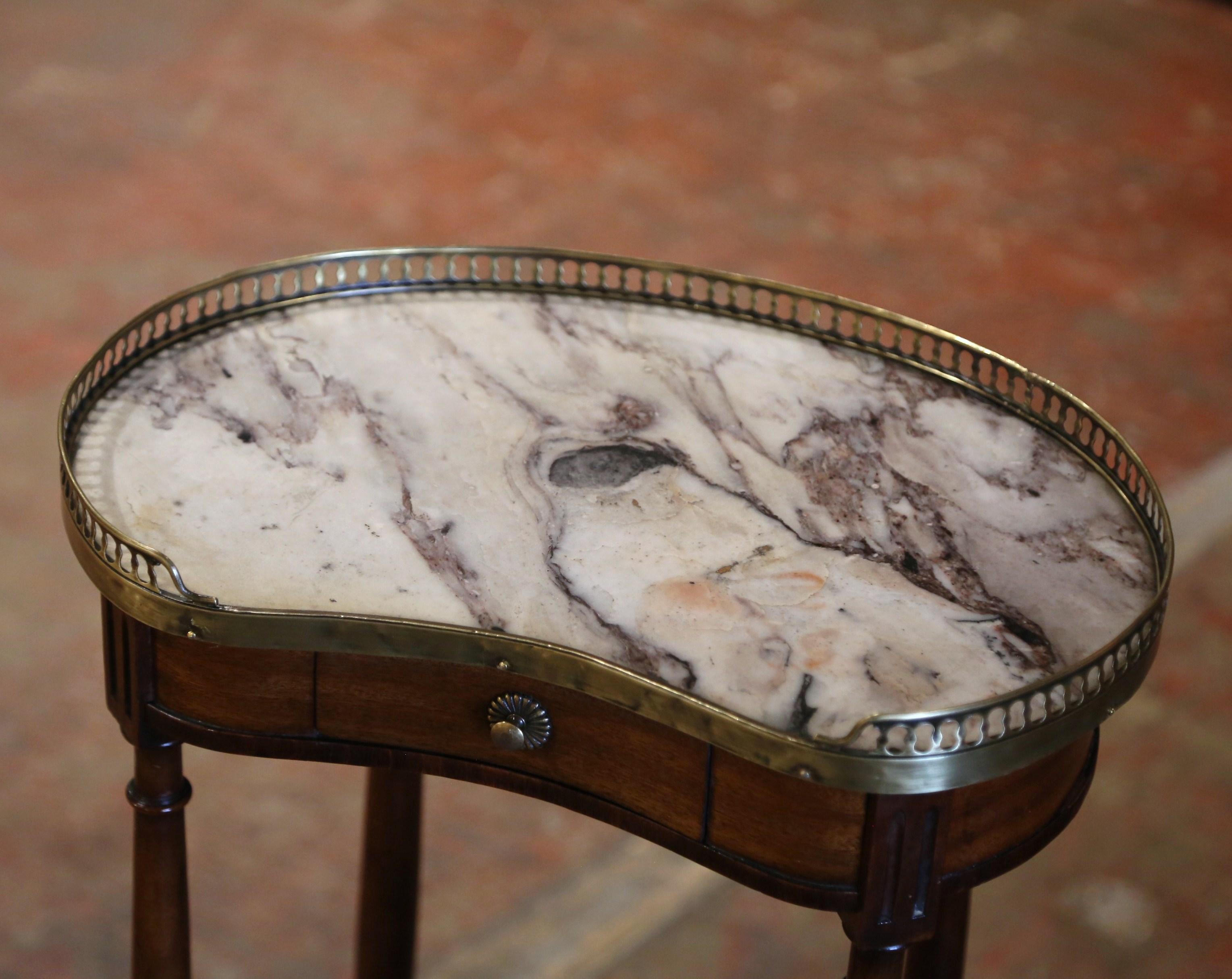 Français Table d'appoint en acajou à plateau de marbre Louis Philippe du début du XXe siècle en vente