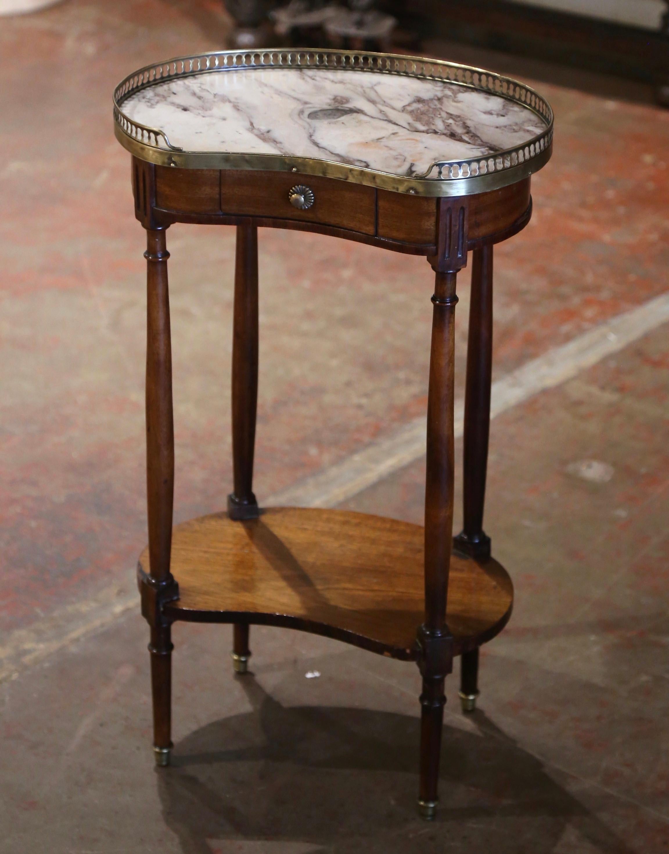 Sculpté à la main Table d'appoint en acajou à plateau de marbre Louis Philippe du début du XXe siècle en vente