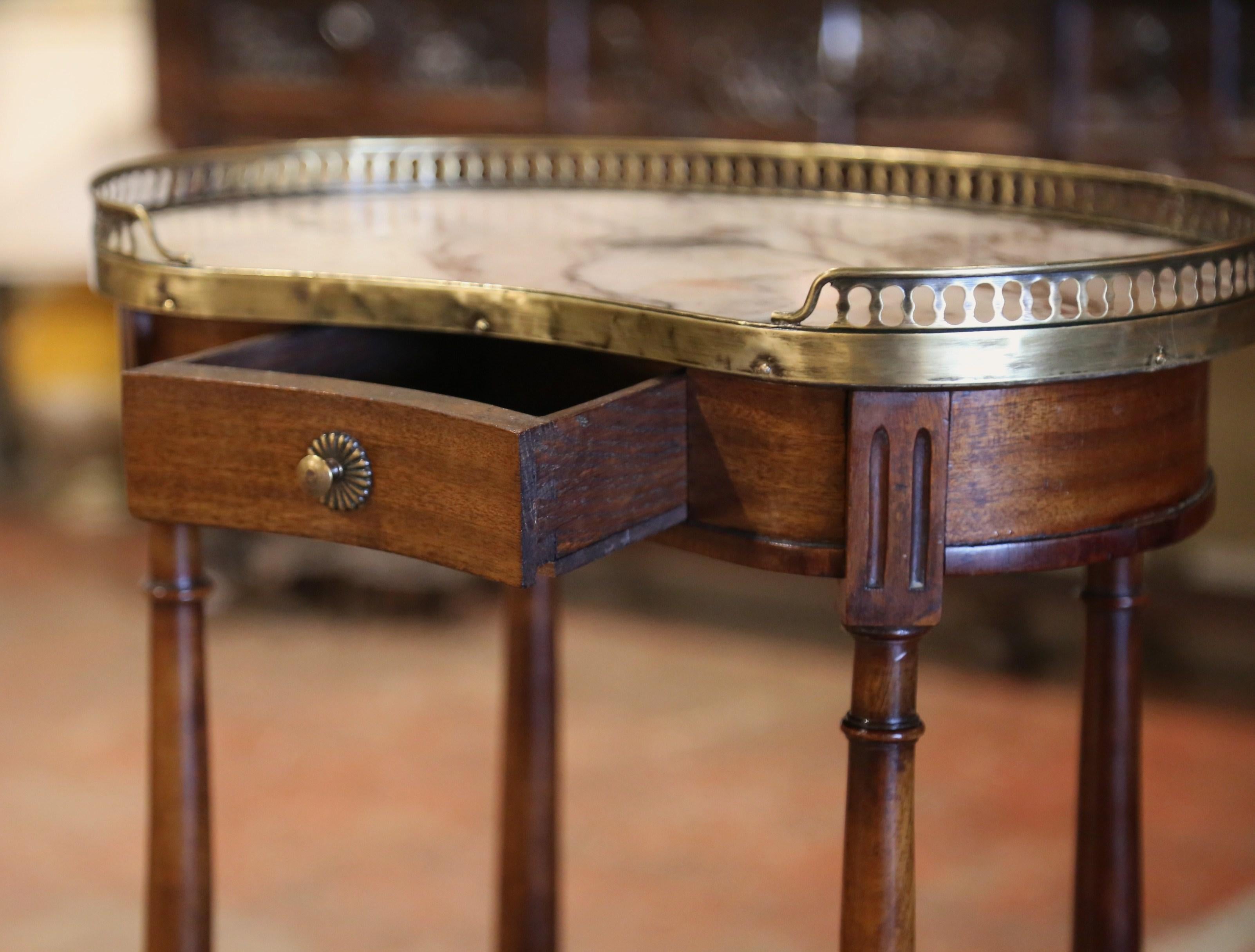 Laiton Table d'appoint en acajou à plateau de marbre Louis Philippe du début du XXe siècle en vente