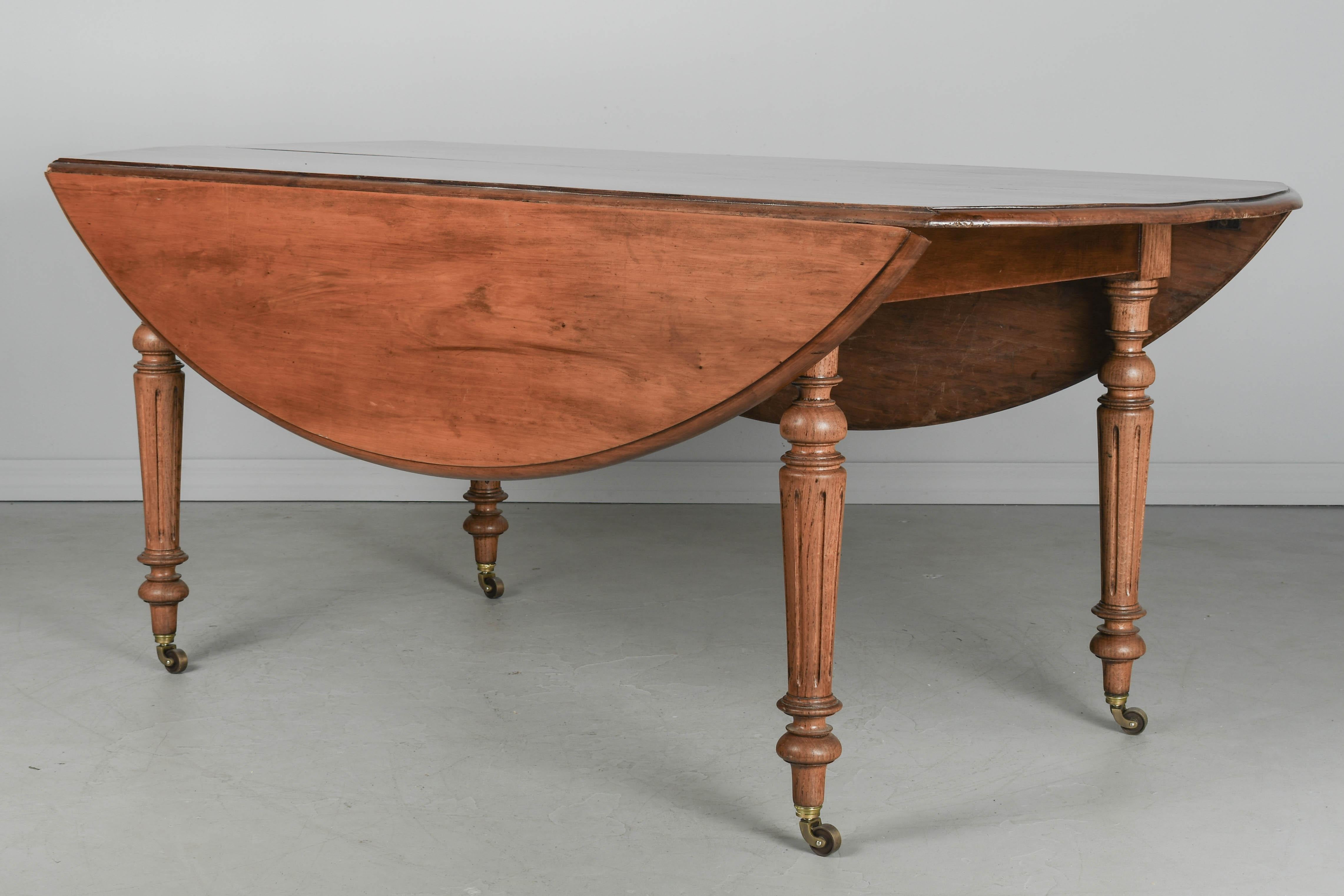 Mesa de comedor ovalada de estilo Louis Philippe francés de principios del siglo XX Vaciado en venta