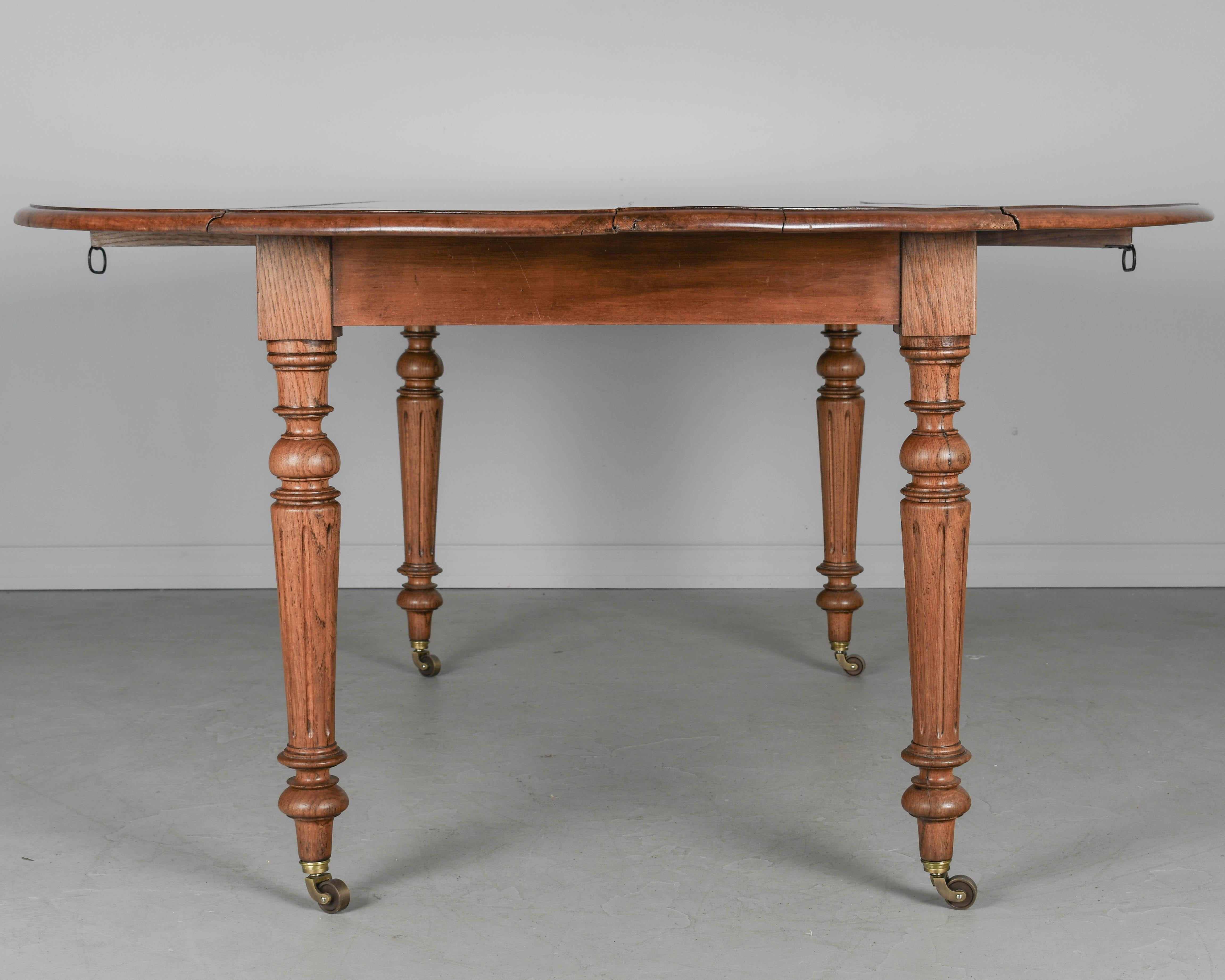 Mesa de comedor ovalada de estilo Louis Philippe francés de principios del siglo XX Latón en venta