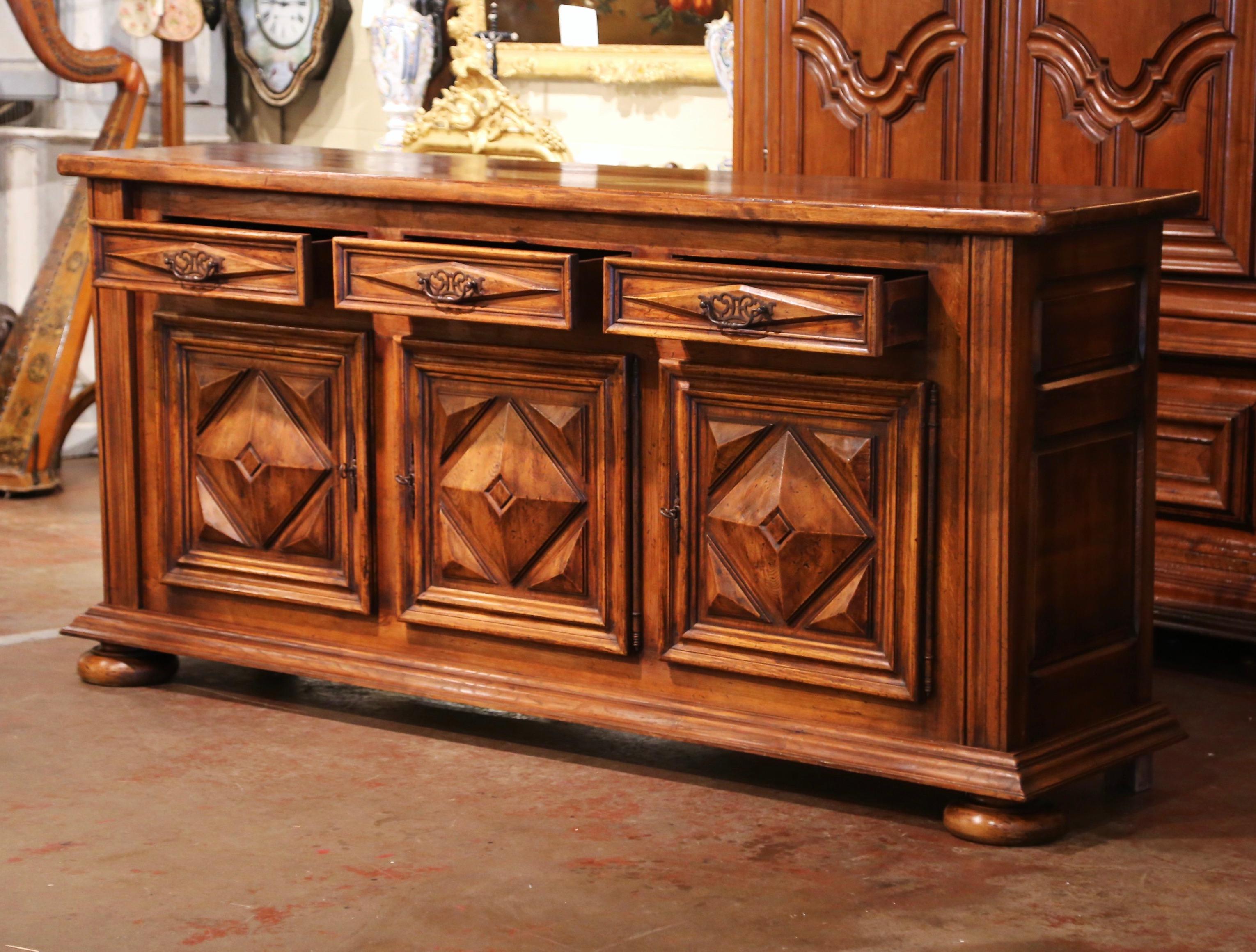 Buffet Enfilade à trois portes en noyer sculpté Louis XIII du début du XXe siècle 3