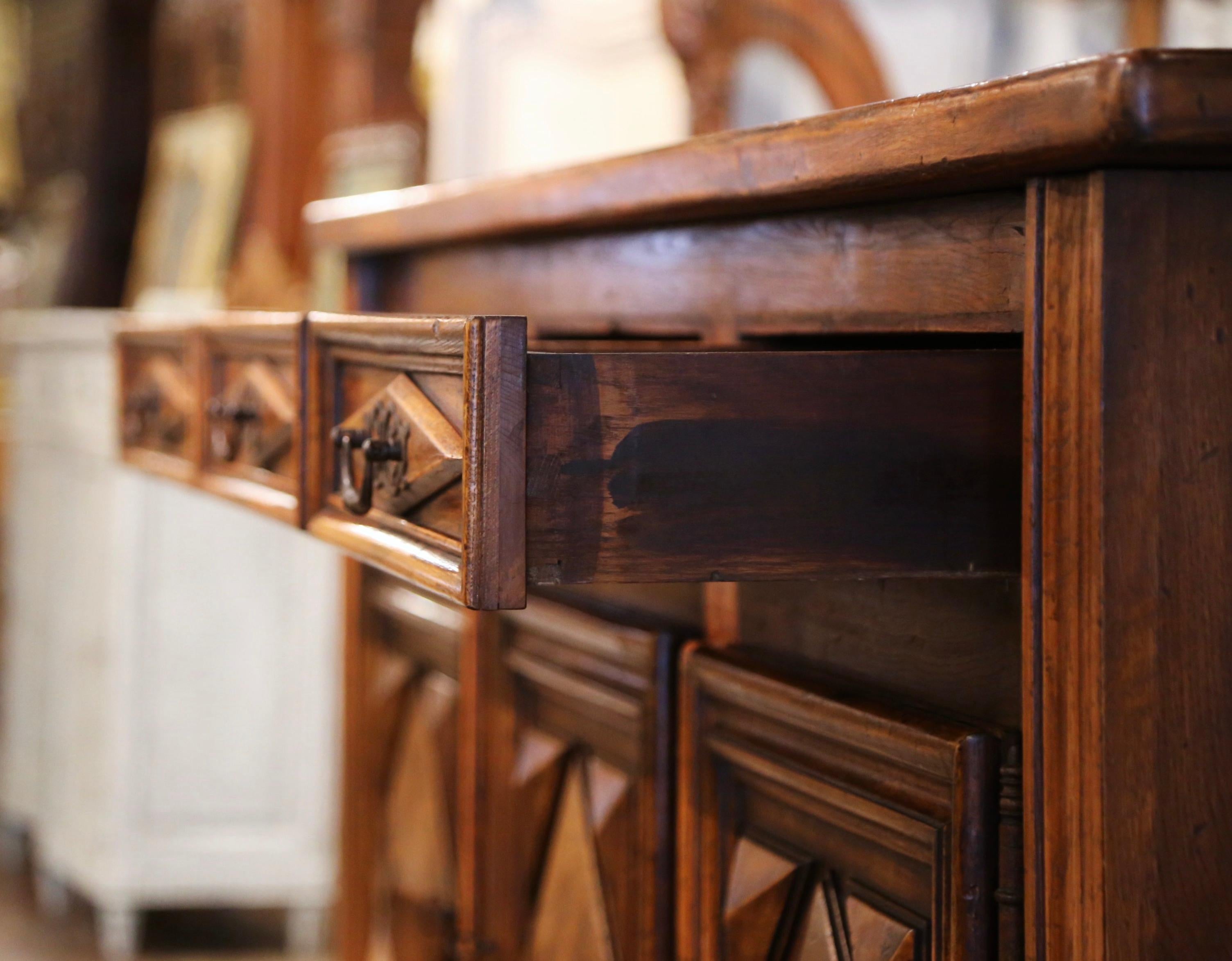 Buffet Enfilade à trois portes en noyer sculpté Louis XIII du début du XXe siècle 5