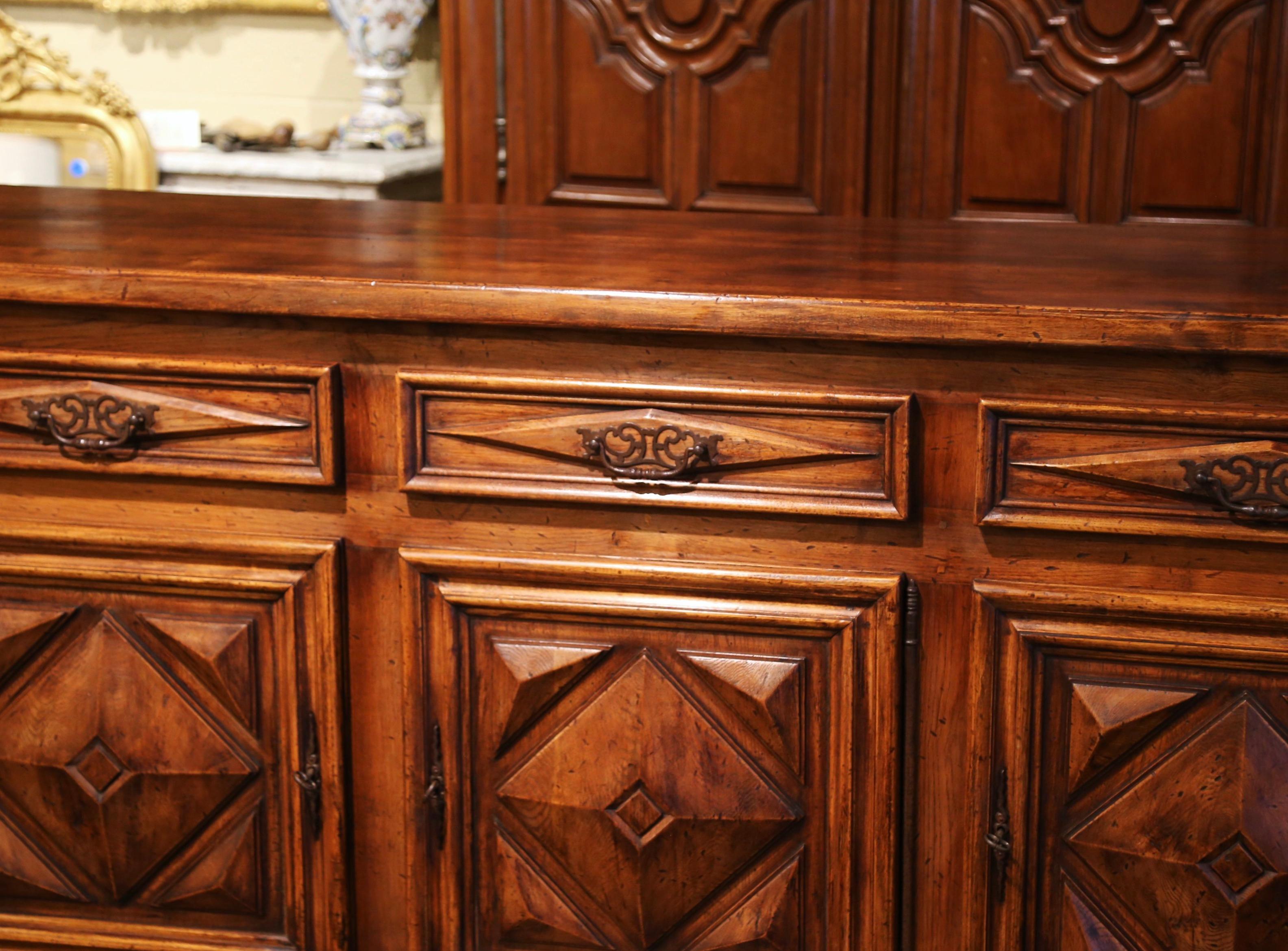 20ième siècle Buffet Enfilade à trois portes en noyer sculpté Louis XIII du début du XXe siècle