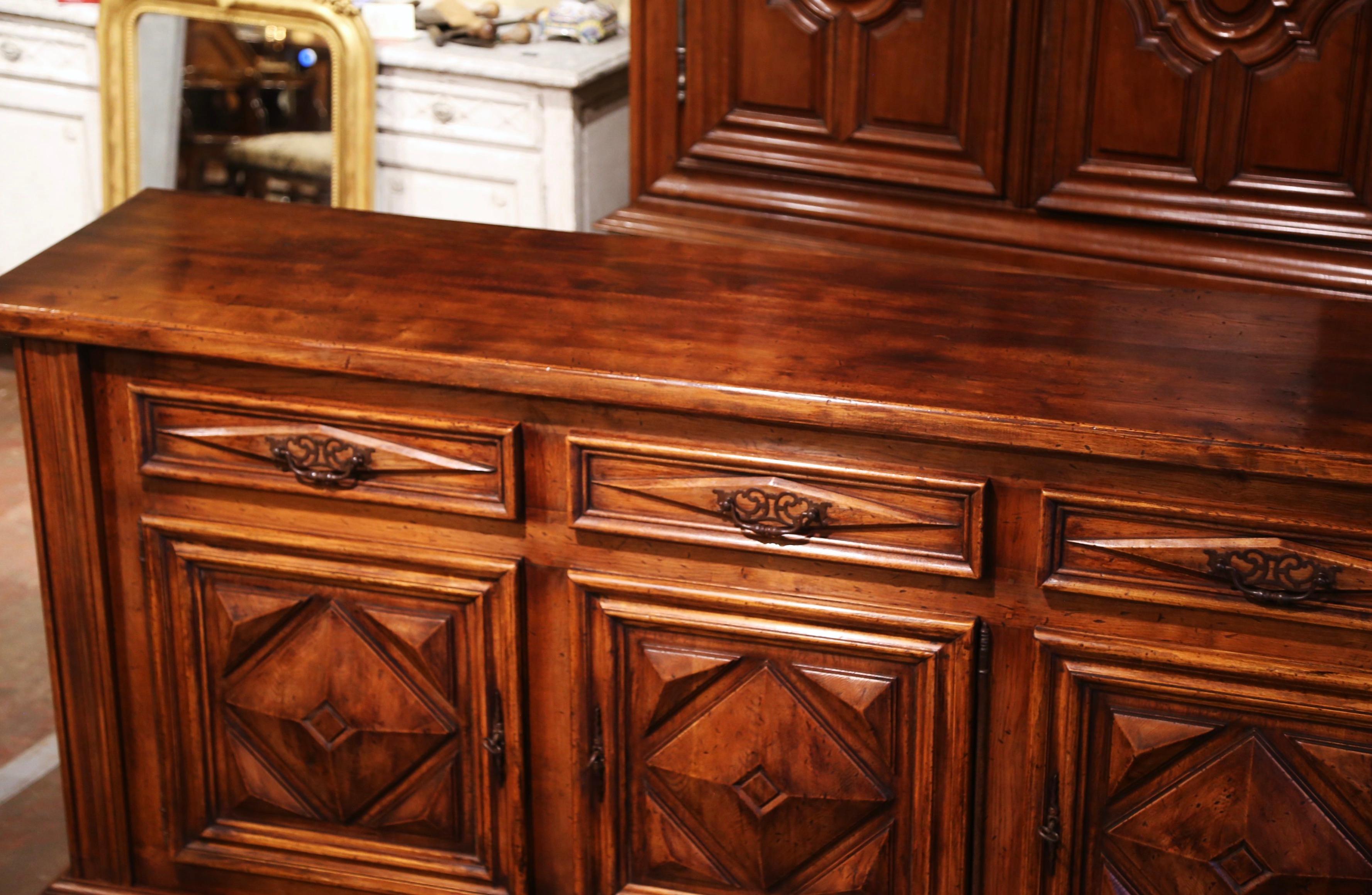 Chêne Buffet Enfilade à trois portes en noyer sculpté Louis XIII du début du XXe siècle