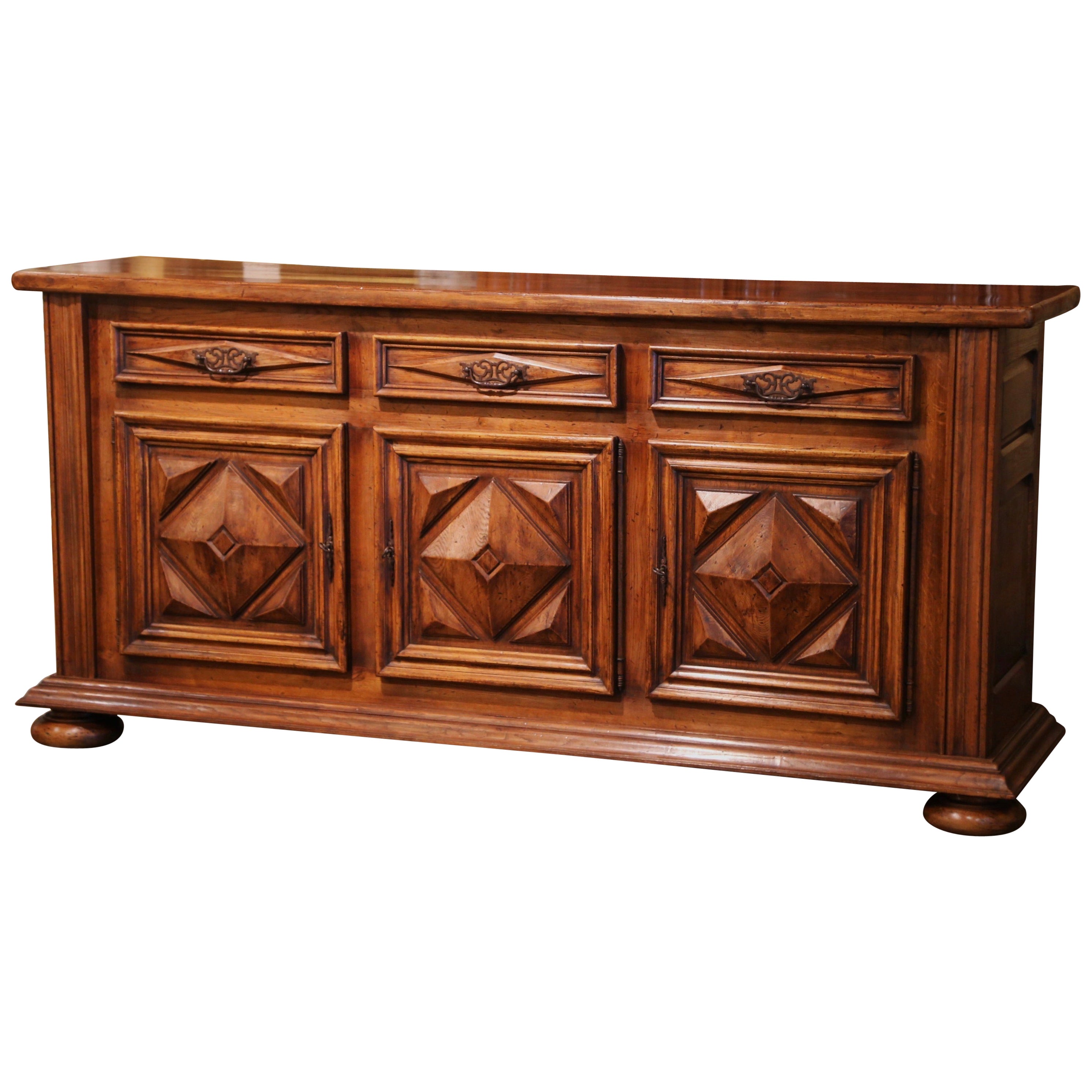 Buffet Enfilade à trois portes en noyer sculpté Louis XIII du début du XXe siècle