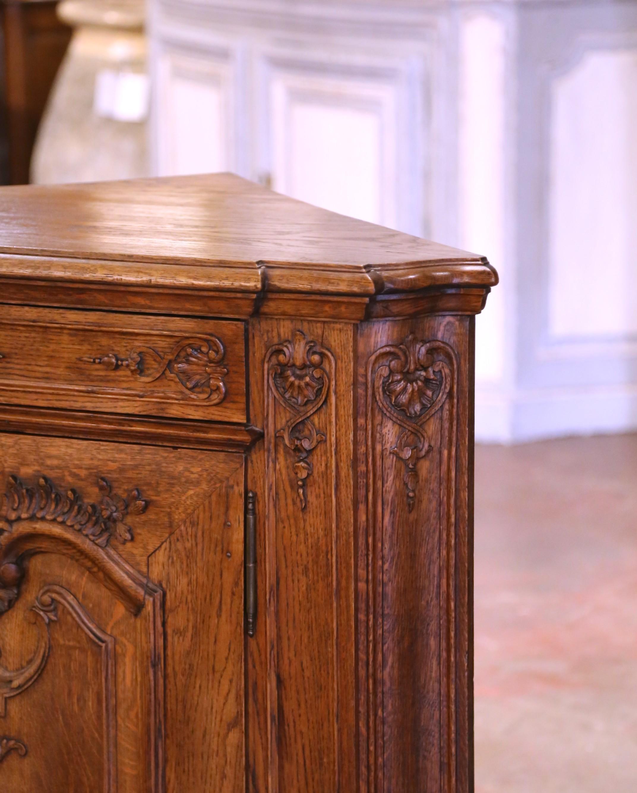 Französischer Louis XIV. geschnitzter Eichenholzschrank „Encoignure“ oder Eckschrank, frühes 20. Jahrhundert (Handgeschnitzt) im Angebot
