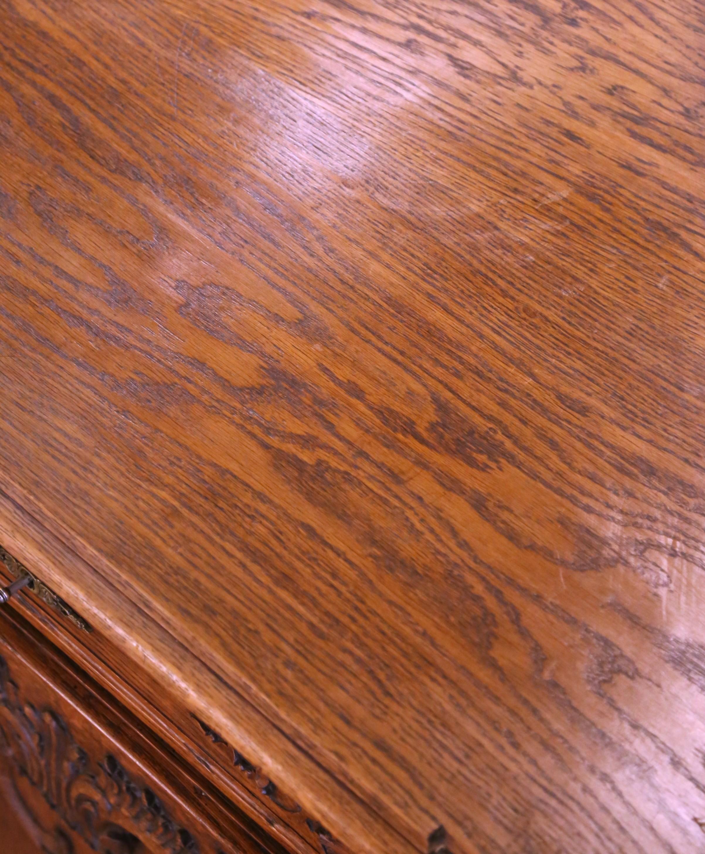 Französischer Louis XIV. geschnitzter Eichenholzschrank „Encoignure“ oder Eckschrank, frühes 20. Jahrhundert im Zustand „Hervorragend“ im Angebot in Dallas, TX