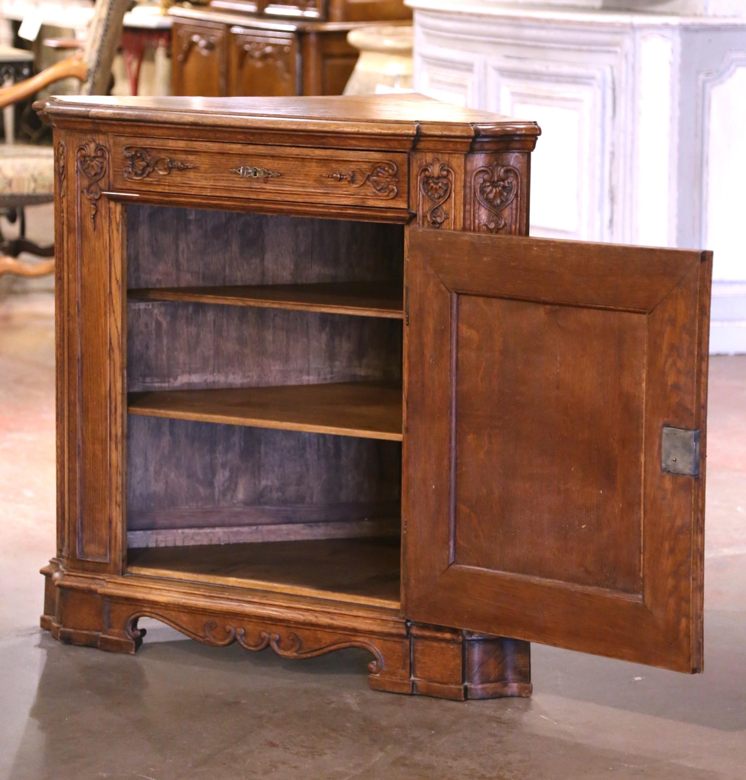 Französischer Louis XIV. geschnitzter Eichenholzschrank „Encoignure“ oder Eckschrank, frühes 20. Jahrhundert im Angebot 1