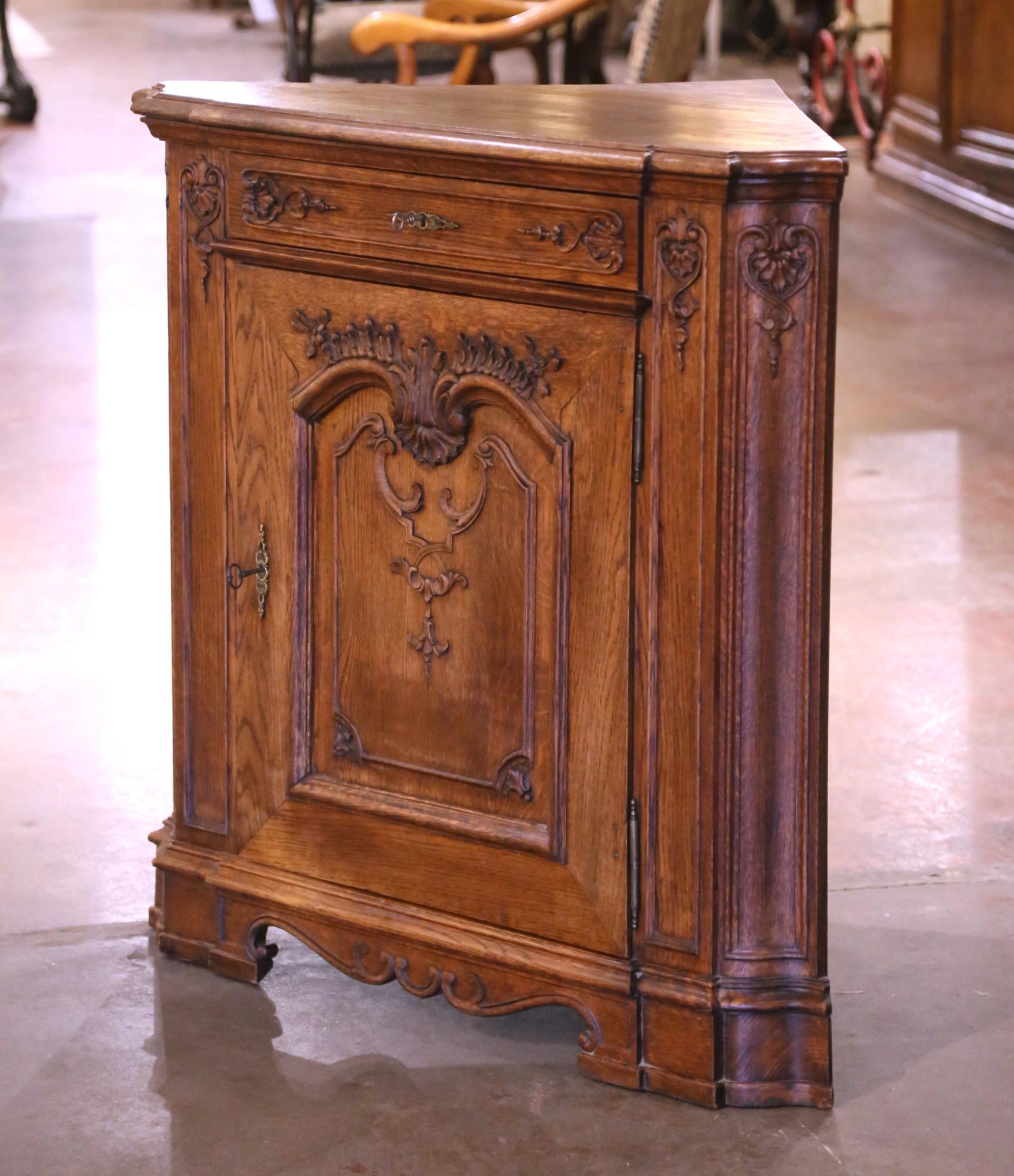 Französischer Louis XIV. geschnitzter Eichenholzschrank „Encoignure“ oder Eckschrank, frühes 20. Jahrhundert im Angebot 3