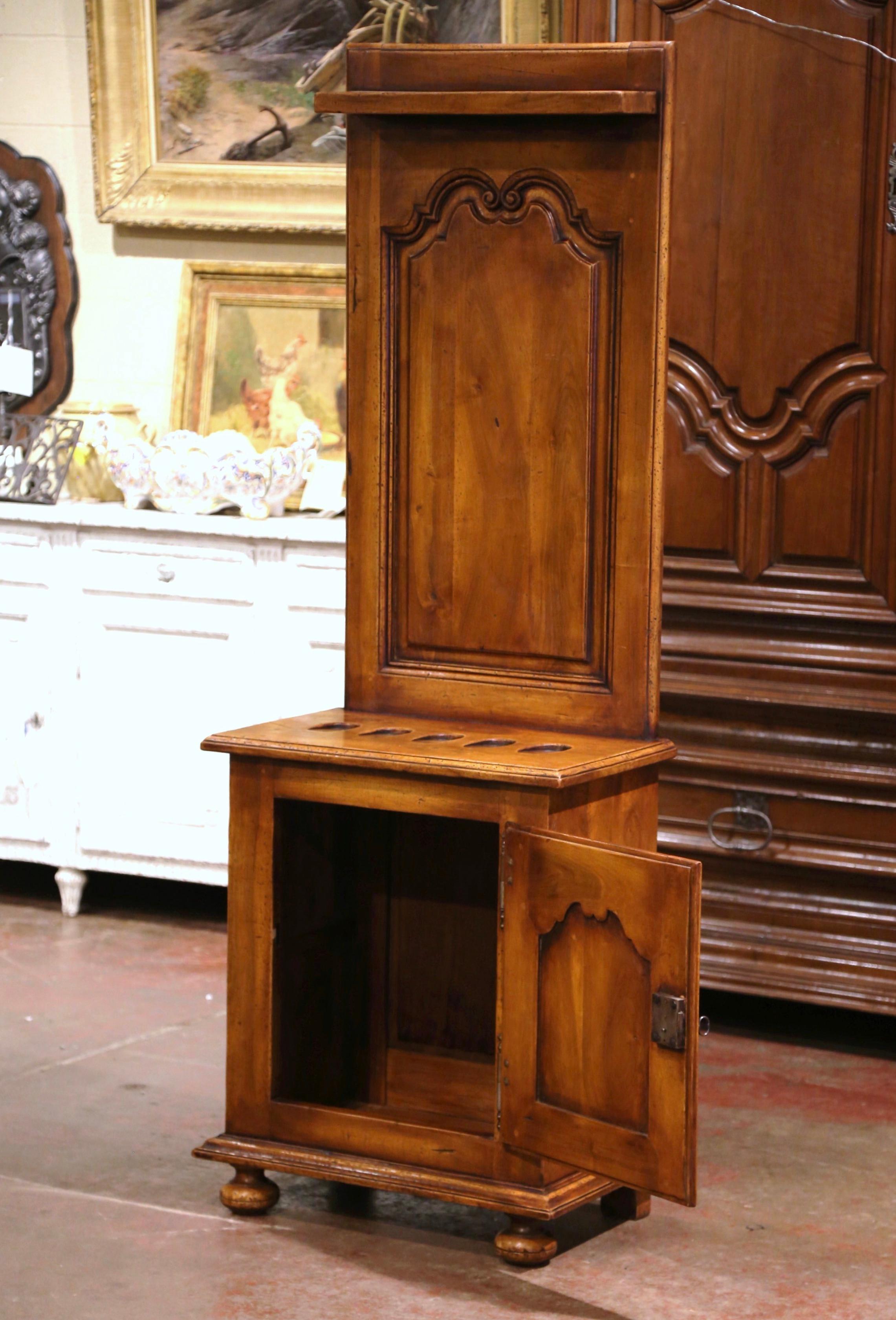 Early 20th Century French Louis XIV Carved Walnut Gun Display Cabinet 6