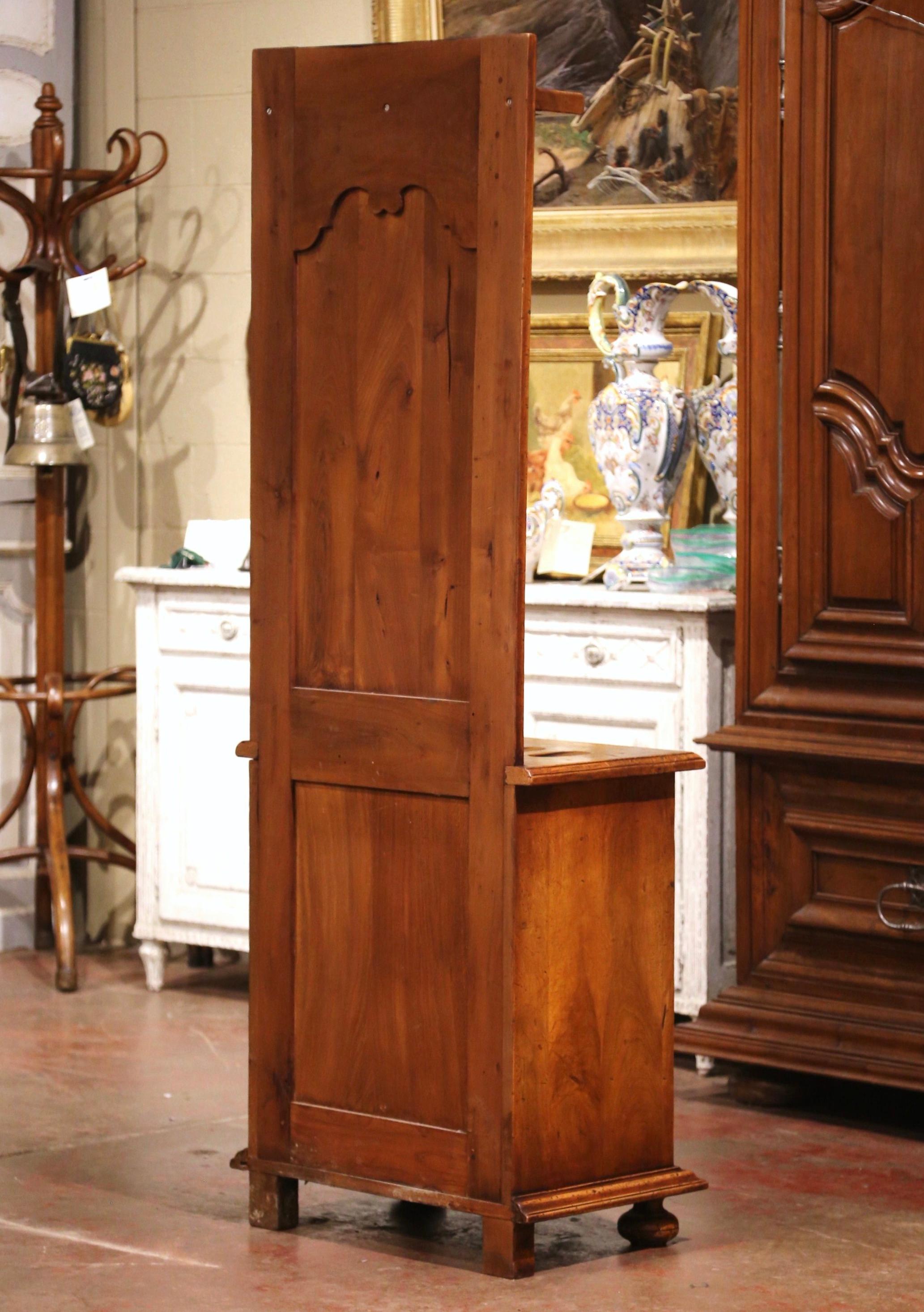 Early 20th Century French Louis XIV Carved Walnut Gun Display Cabinet 12