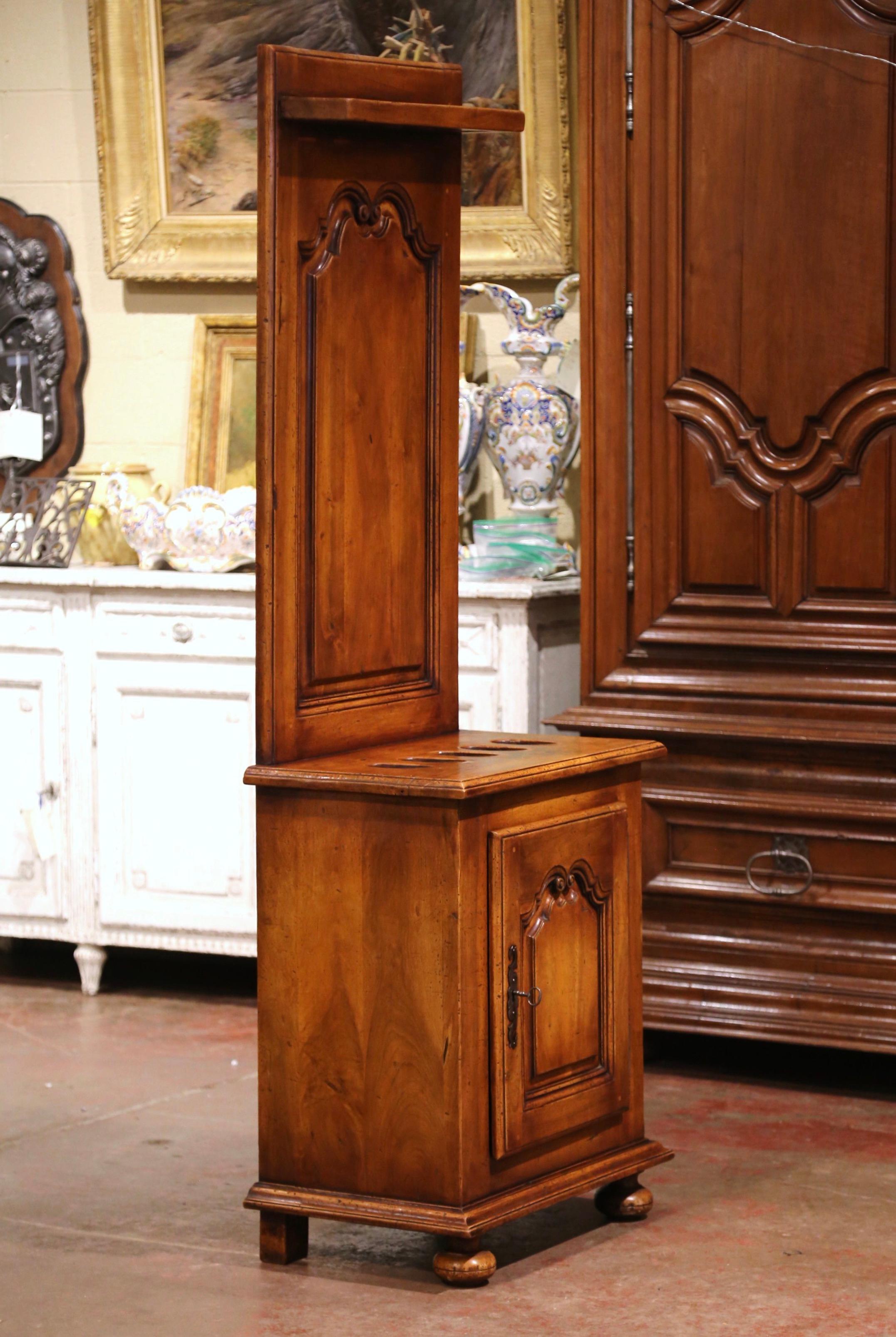 Early 20th Century French Louis XIV Carved Walnut Gun Display Cabinet 1