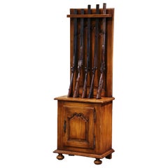 Cabinet de présentation d'armes à feu du début du 20e siècle en noyer sculpté de style Louis XIV français