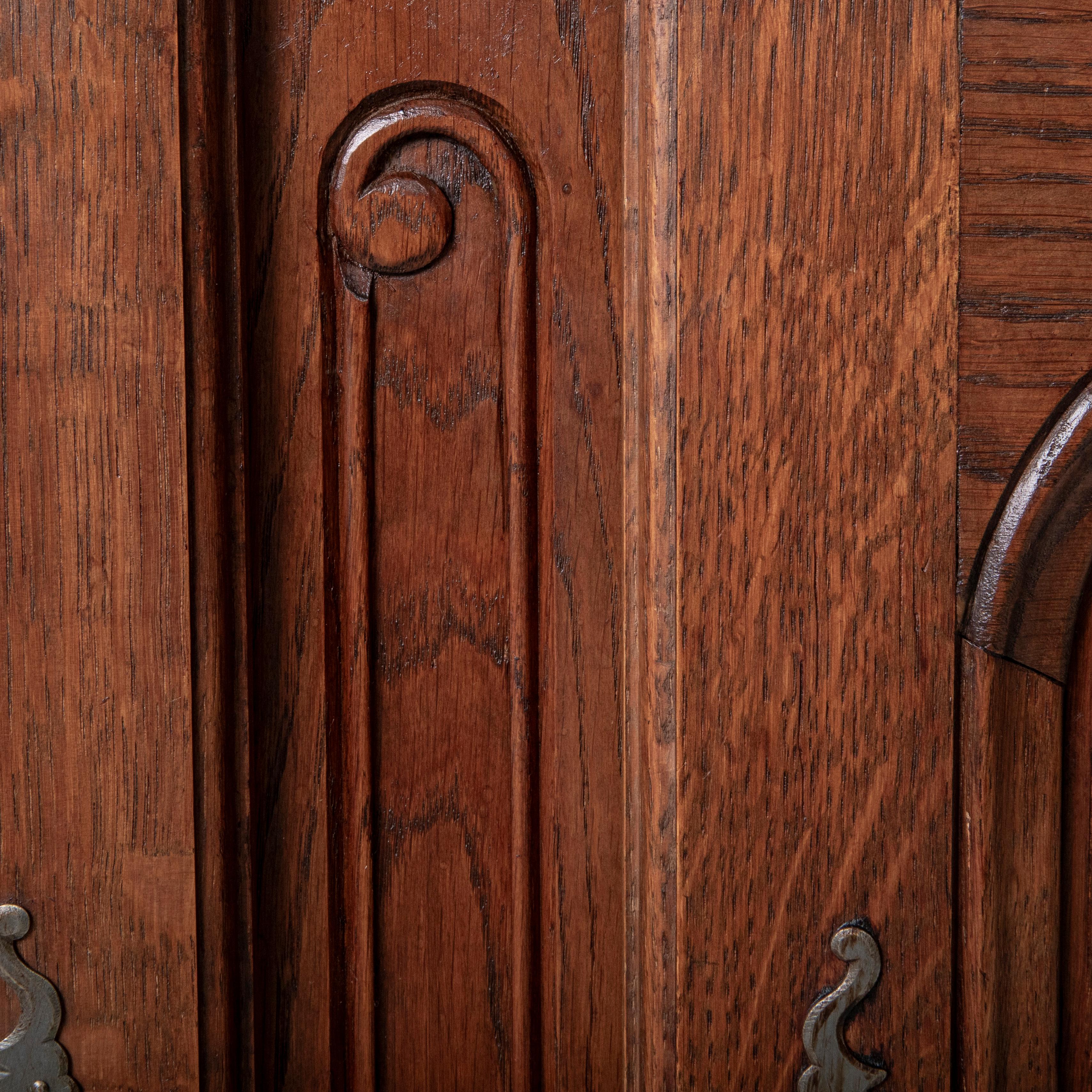 Early 20th Century French Louis XIV Style Oak Buffet, Sideboard, 16-inch Depth For Sale 6