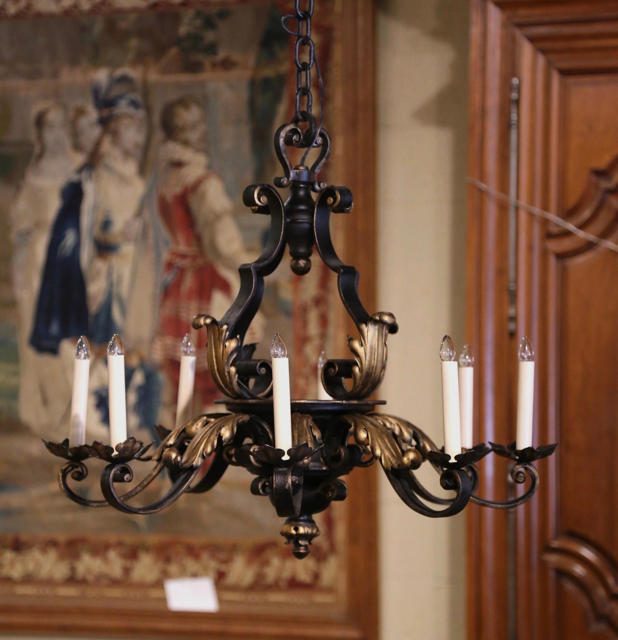 20ième siècle Lustre à huit lumières en fer doré et noir Louis XV du début du XXe siècle en vente