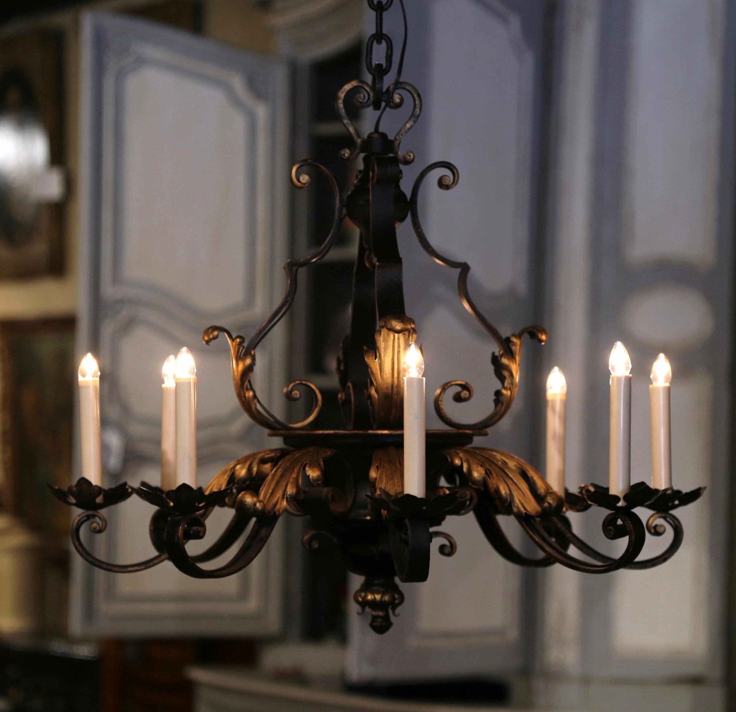 Fer Lustre à huit lumières en fer doré et noir Louis XV du début du XXe siècle en vente