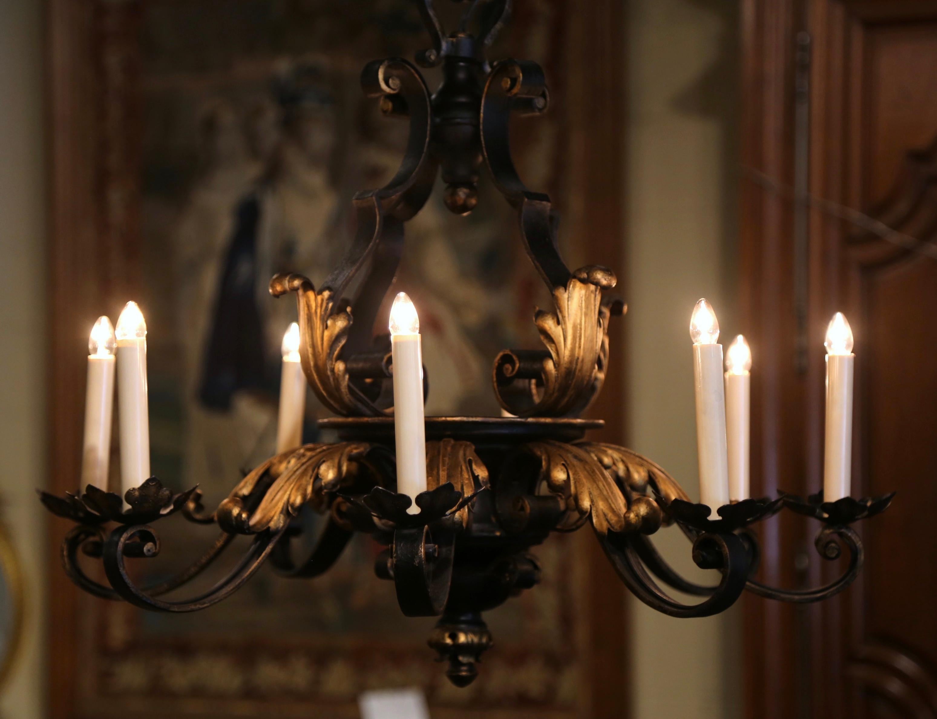 Lustre à huit lumières en fer doré et noir Louis XV du début du XXe siècle en vente 1