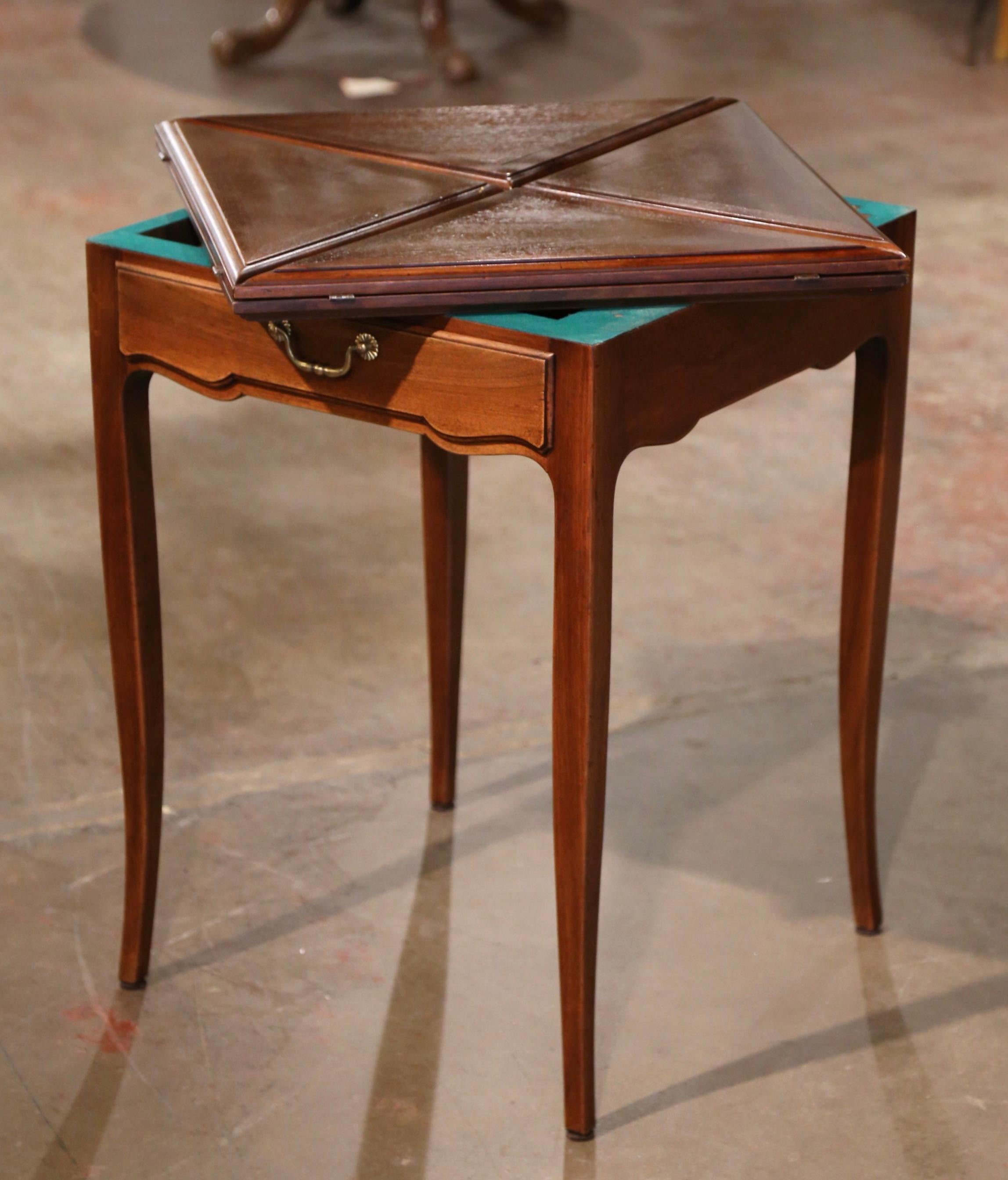 Français Début du 20e siècle, table de jeu pliante en acajou sculpté de style Louis XV en vente