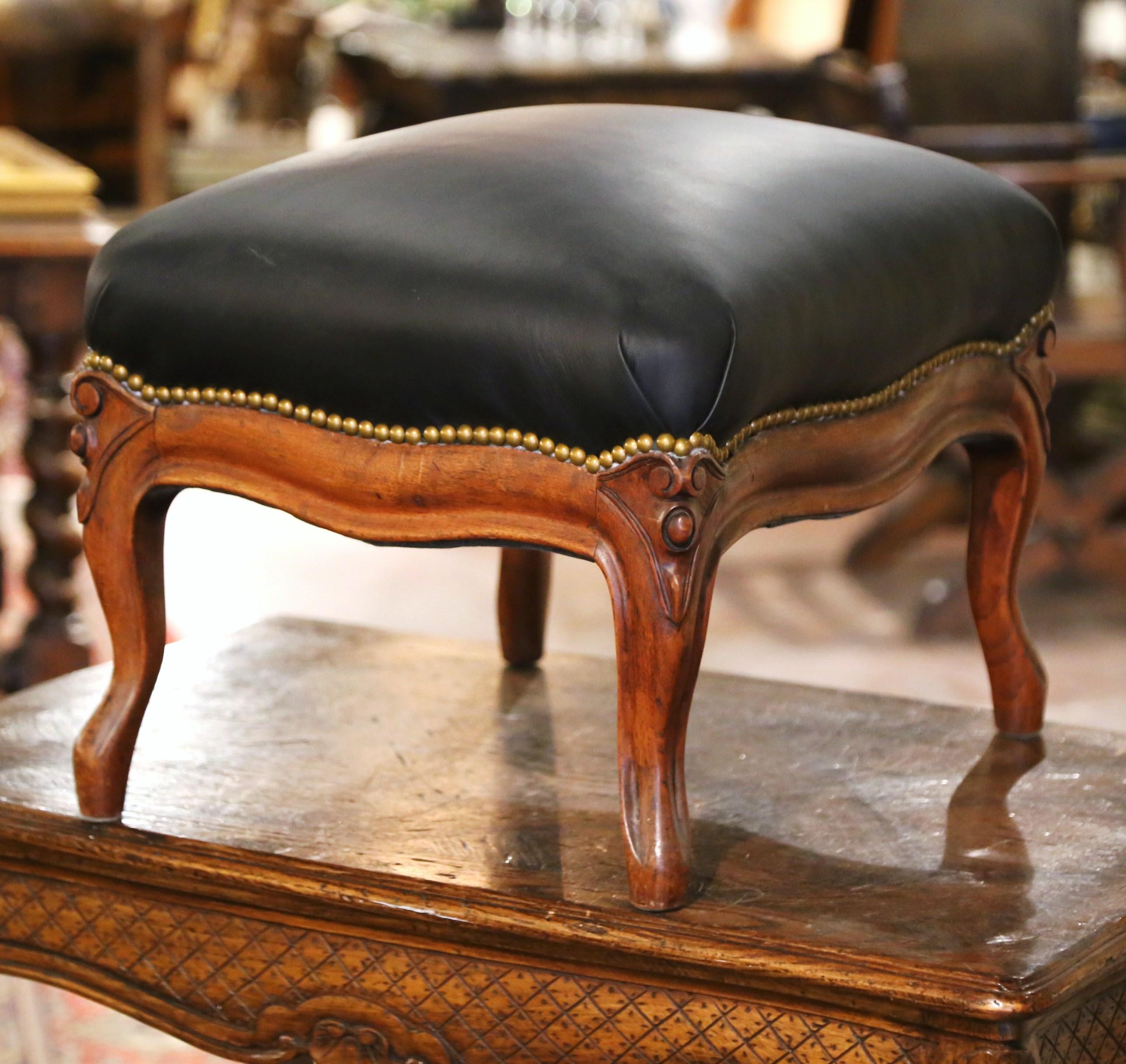 Early 20th Century French Louis XV Carved Oak Stool with Black Leather For Sale 1