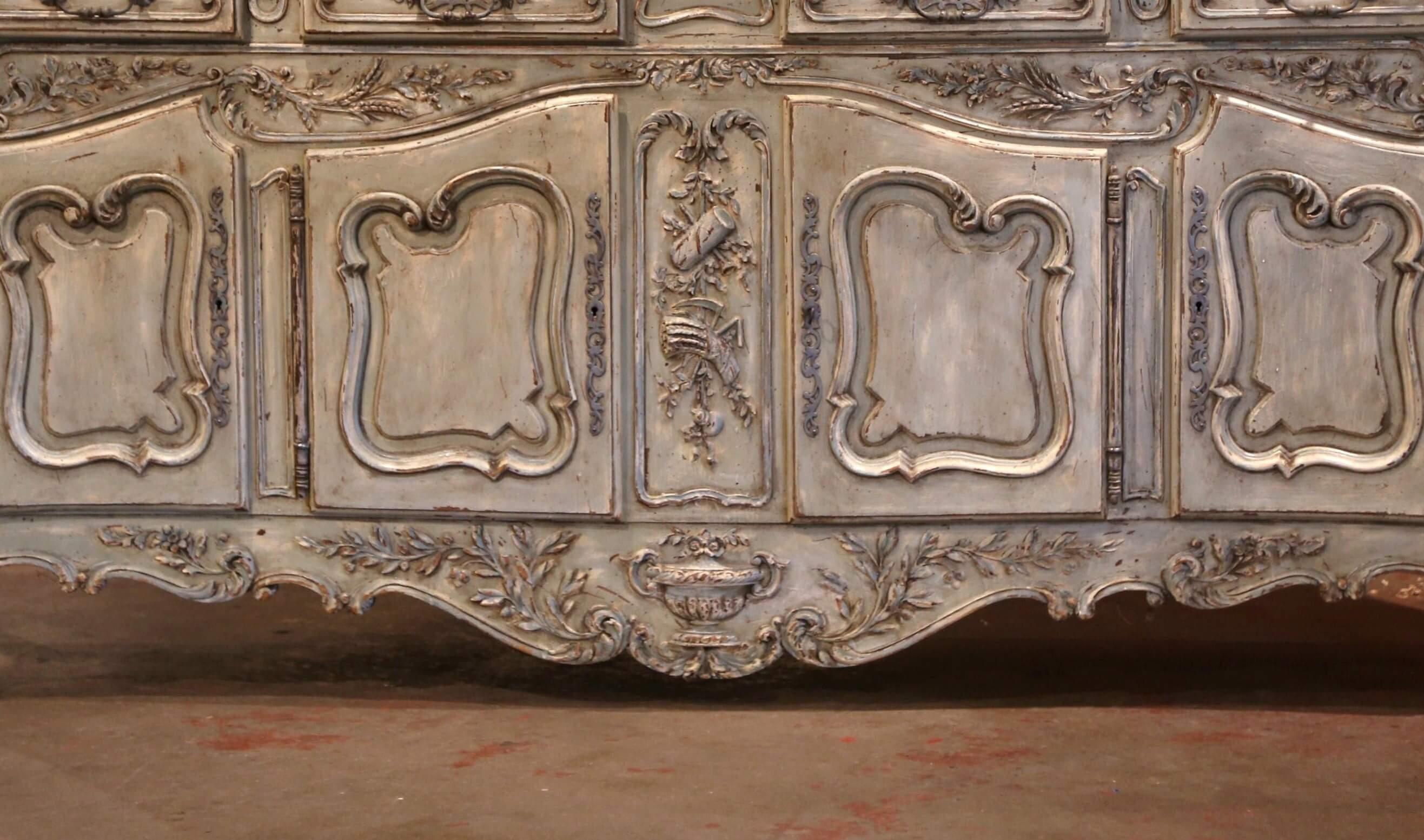 Noyer Buffet à quatre portes Louis XV français sculpté et peint du début du 20ème siècle en Provence en vente