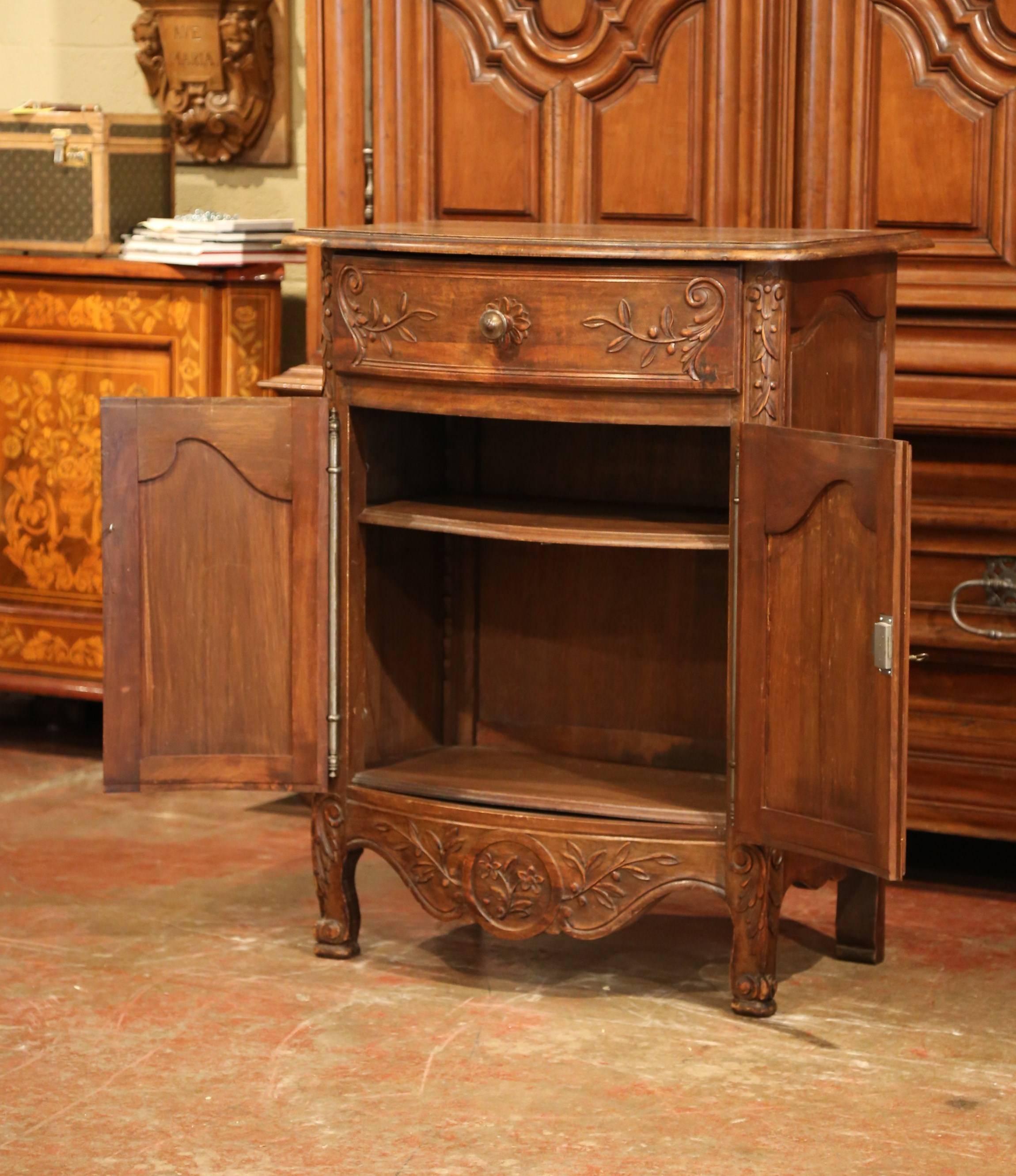 Early 20th Century French Louis XV Carved Walnut Bombe Cabinet from Provence 2