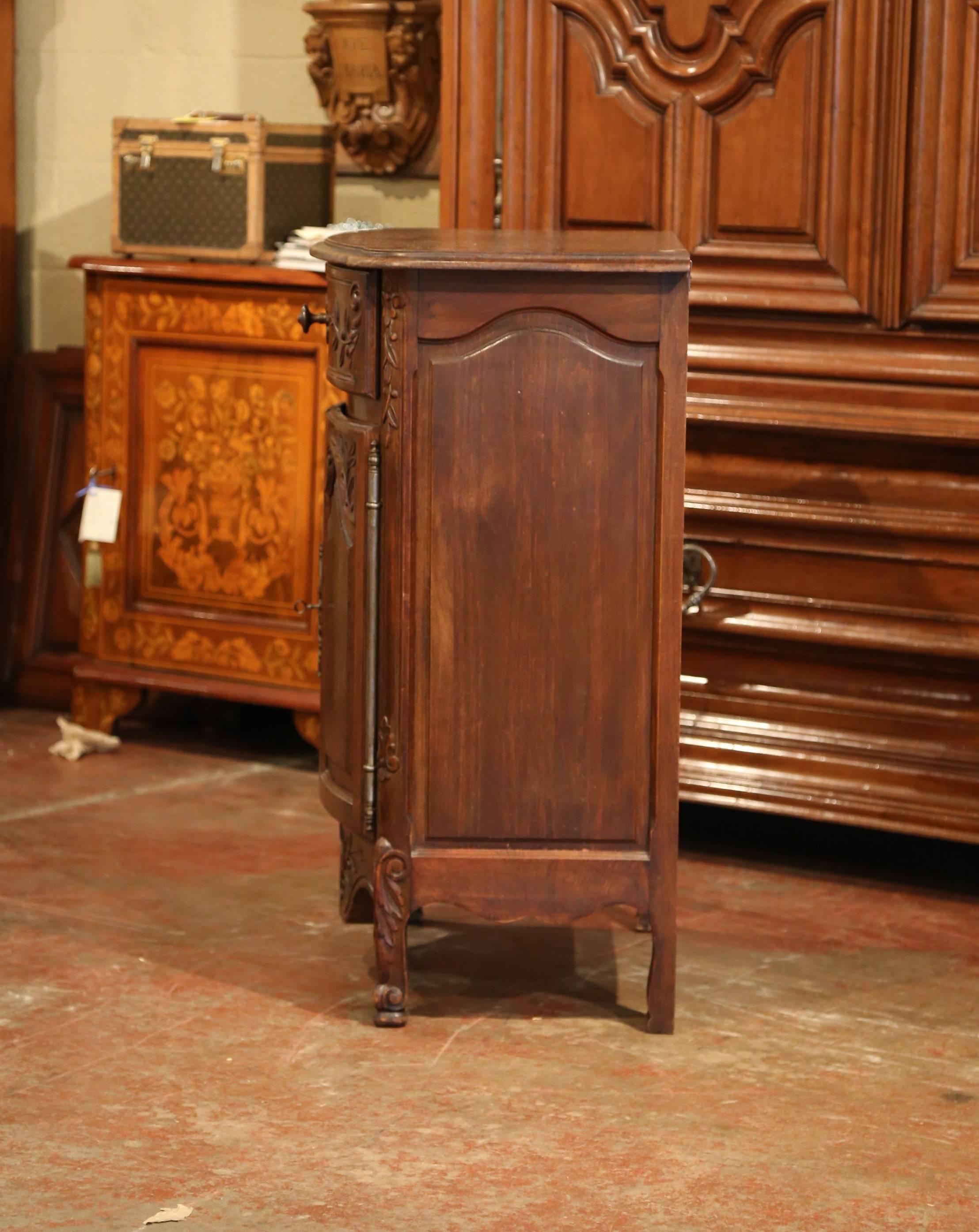 Early 20th Century French Louis XV Carved Walnut Bombe Cabinet from Provence 5