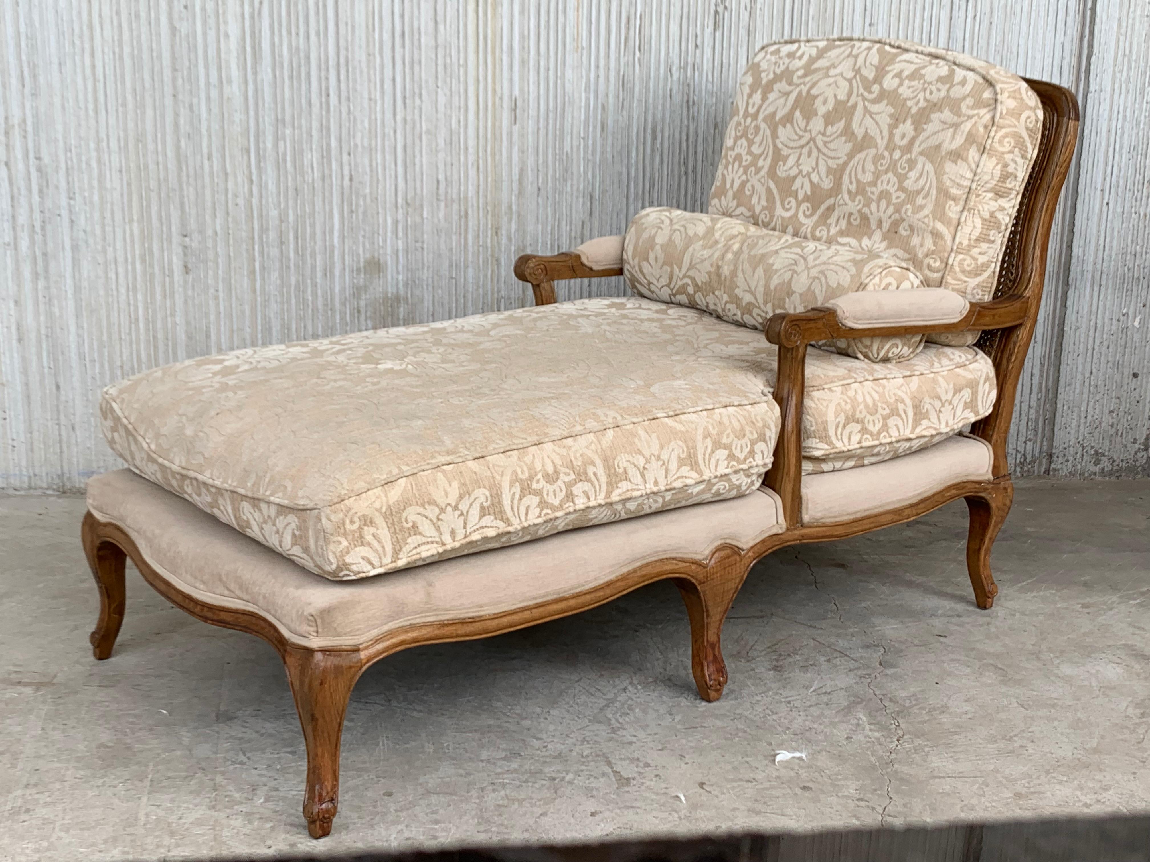 Early 20th century French Louis XV carved walnut chase longue with cane back

Crafted in France circa 1920, the fruitwood baroque chaise longue sits on four cabriole legs, and has a scalloped apron decorated . The walnut chase has an on-trend cane