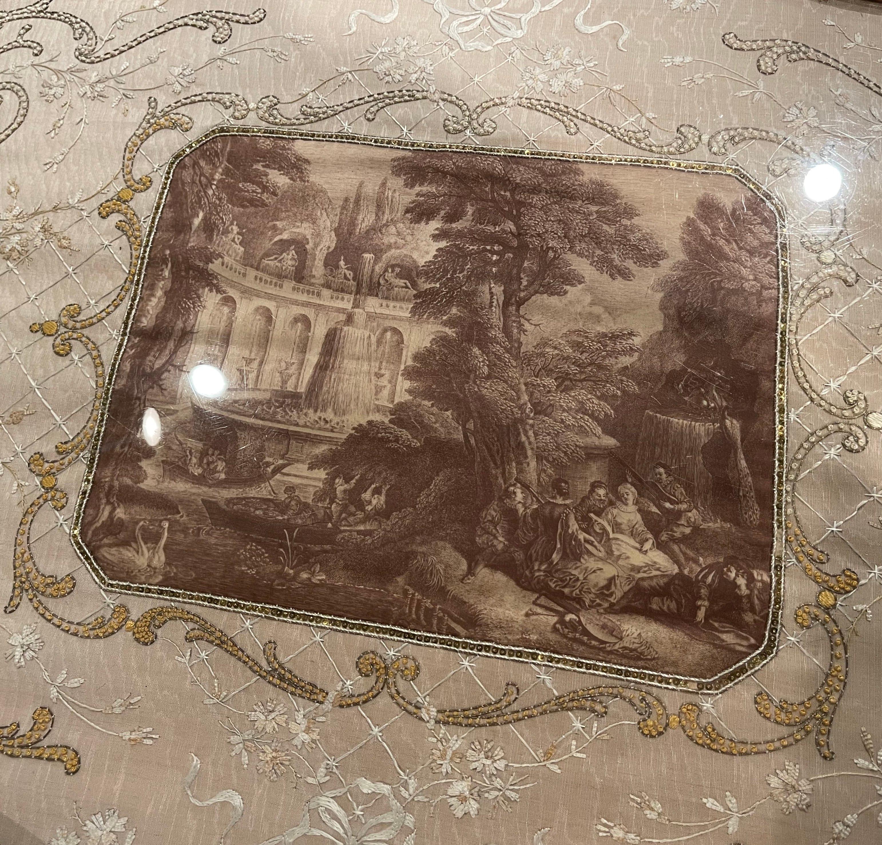 Teetisch aus geschnitztem Nussbaum, Seide und Glas, Französisch, frühes 20. Jahrhundert im Angebot 3