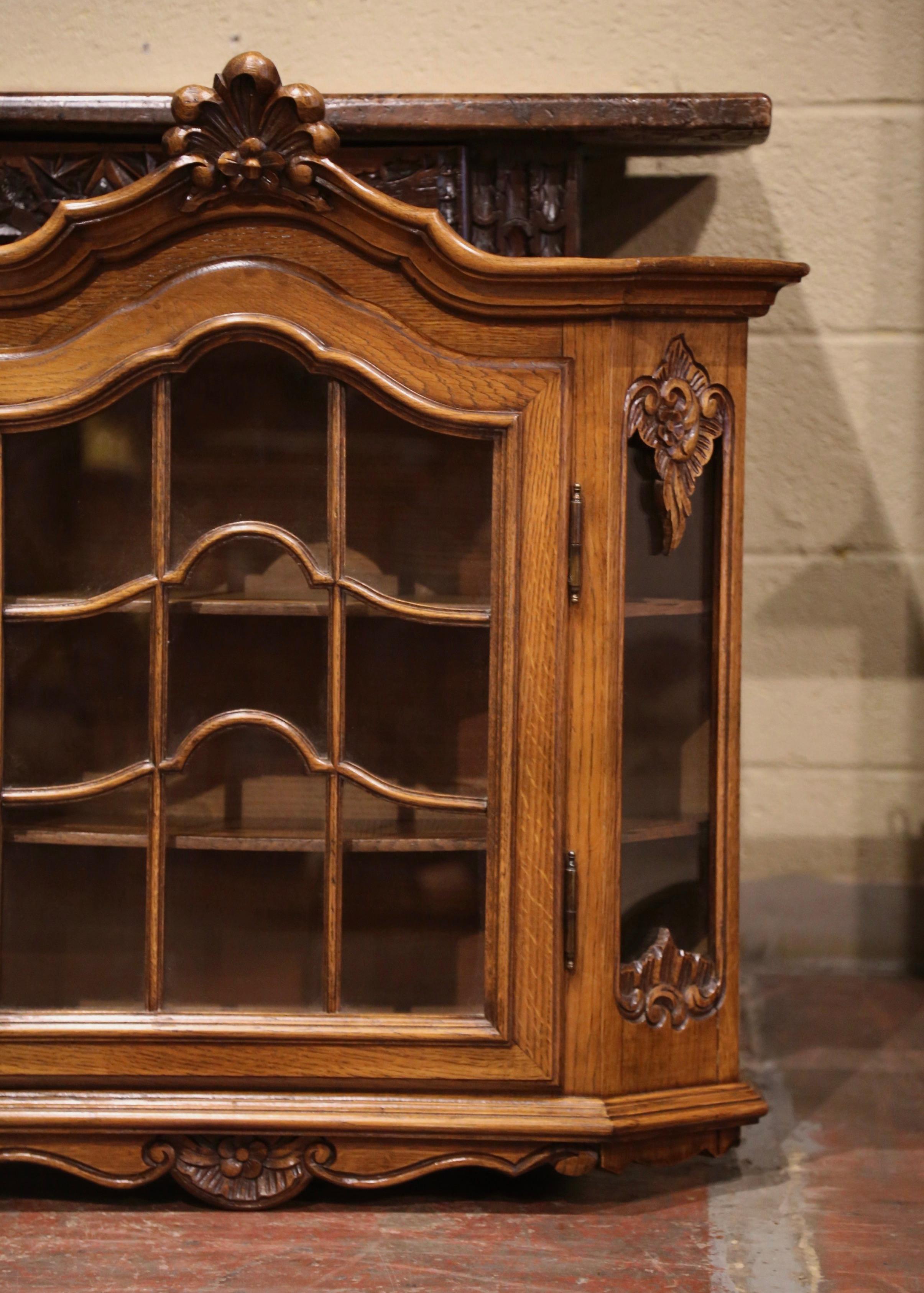 Early 20th Century French Louis XV Carved Walnut Wall Vitrine with Glass Door In Excellent Condition For Sale In Dallas, TX
