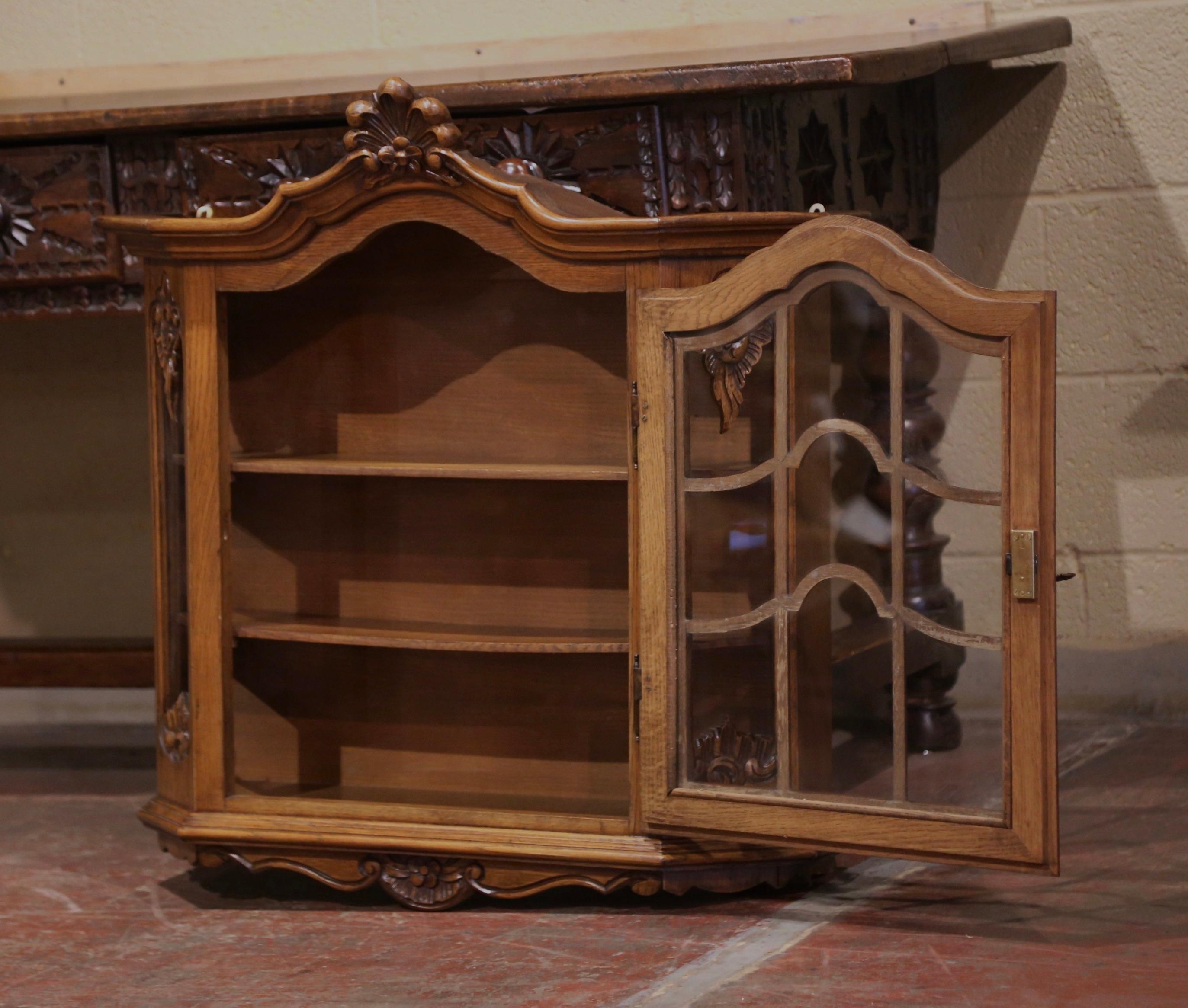 Early 20th Century French Louis XV Carved Walnut Wall Vitrine with Glass Door For Sale 3