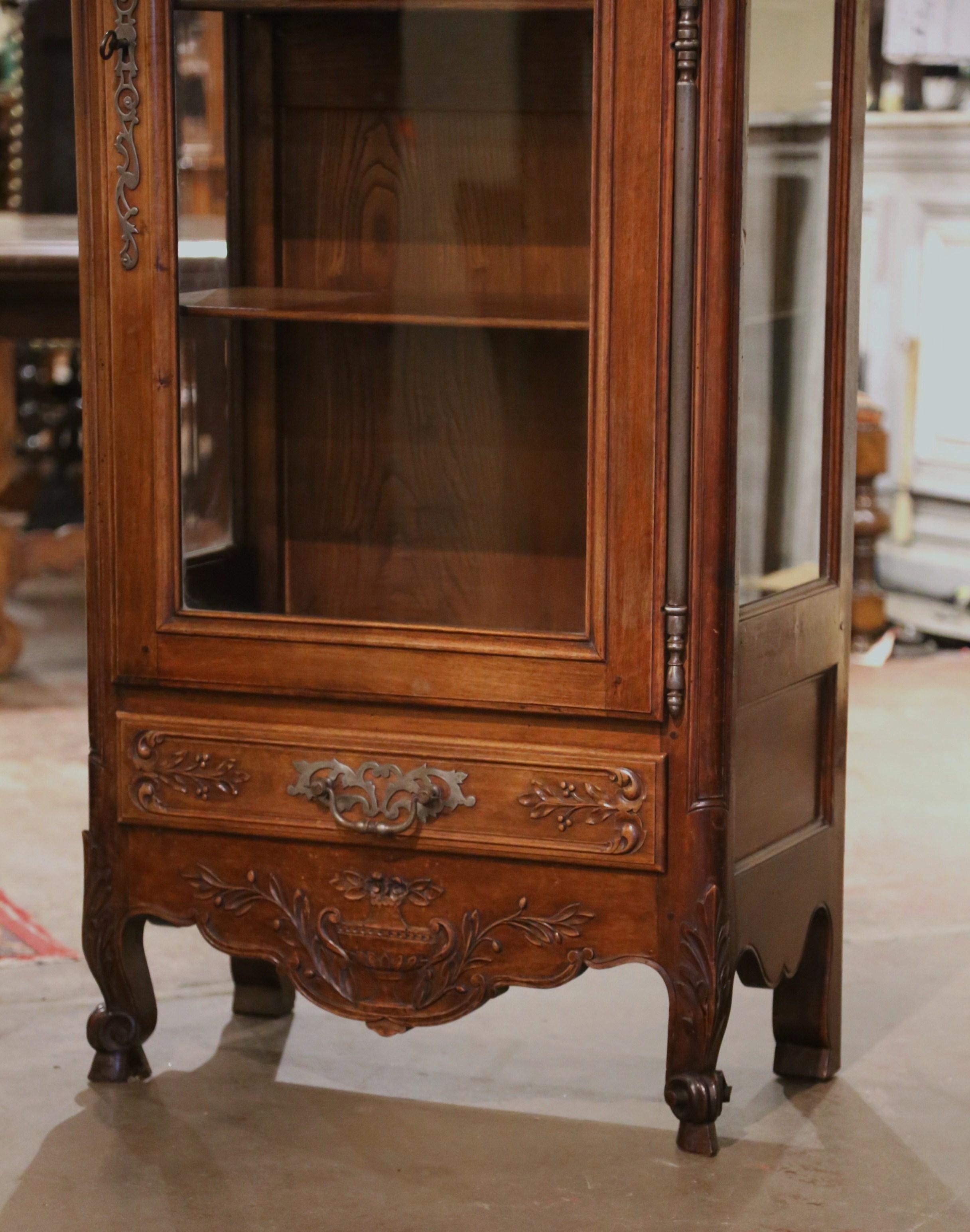 Early 20th Century French Louis XV Hand Carved Walnut Vitrine Display Cabinet In Excellent Condition In Dallas, TX