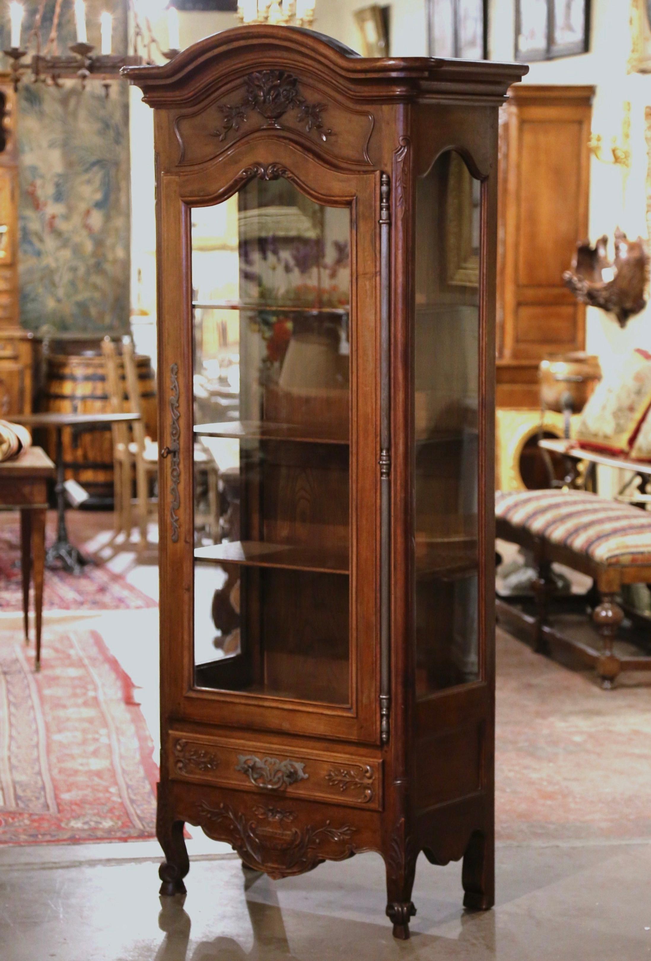 Glass Early 20th Century French Louis XV Hand Carved Walnut Vitrine Display Cabinet