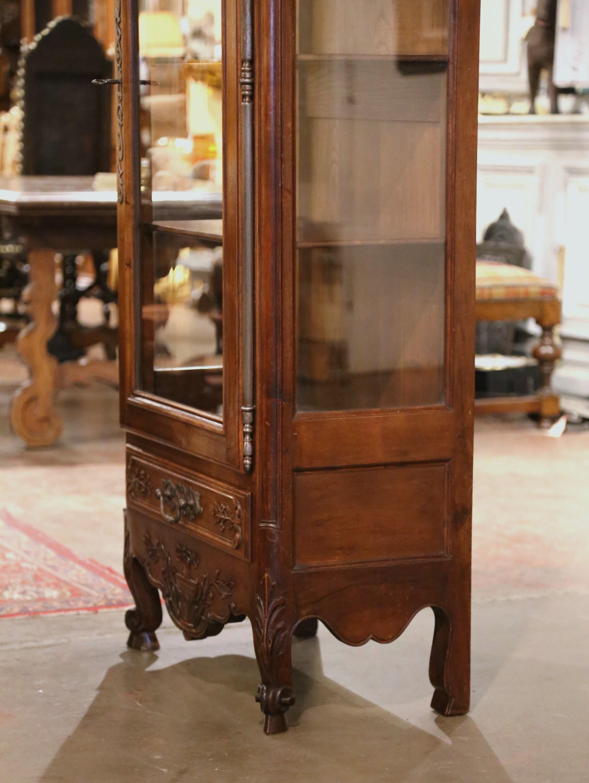 Early 20th Century French Louis XV Hand Carved Walnut Vitrine Display Cabinet 4