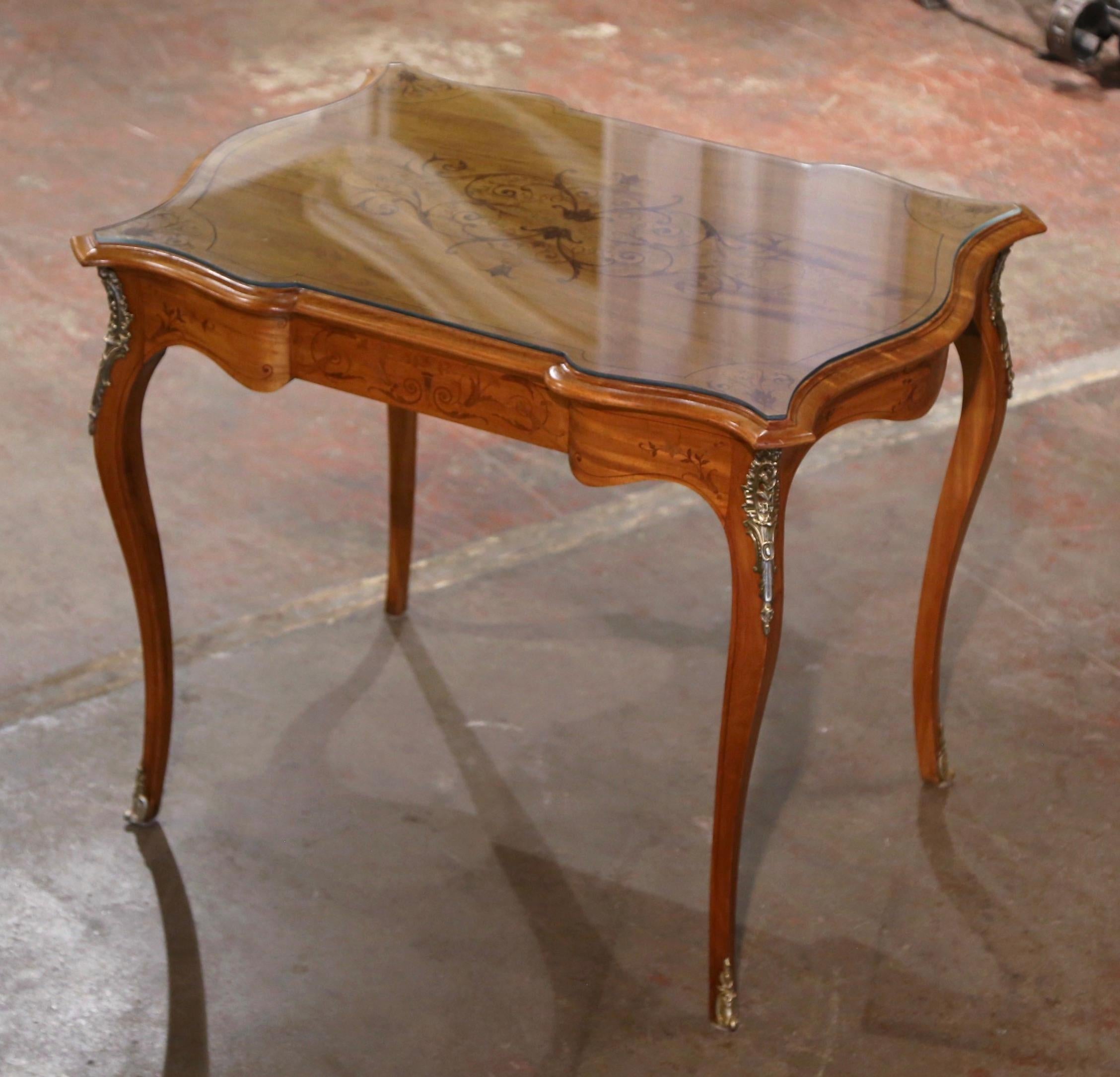 Early 20th Century French Louis XV Inlaid Walnut Table with Protective Glass  For Sale 5