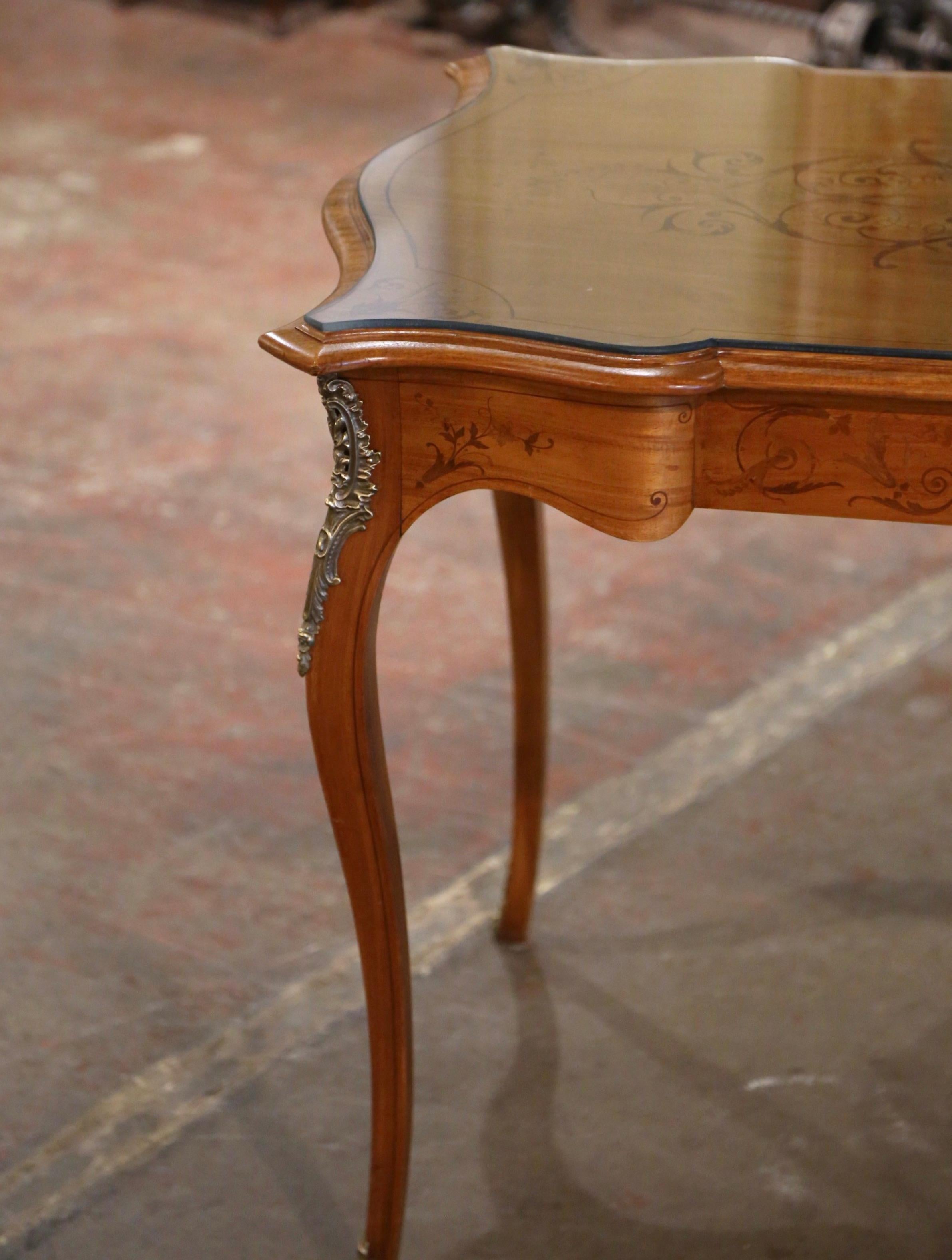 Early 20th Century French Louis XV Inlaid Walnut Table with Protective Glass  For Sale 6