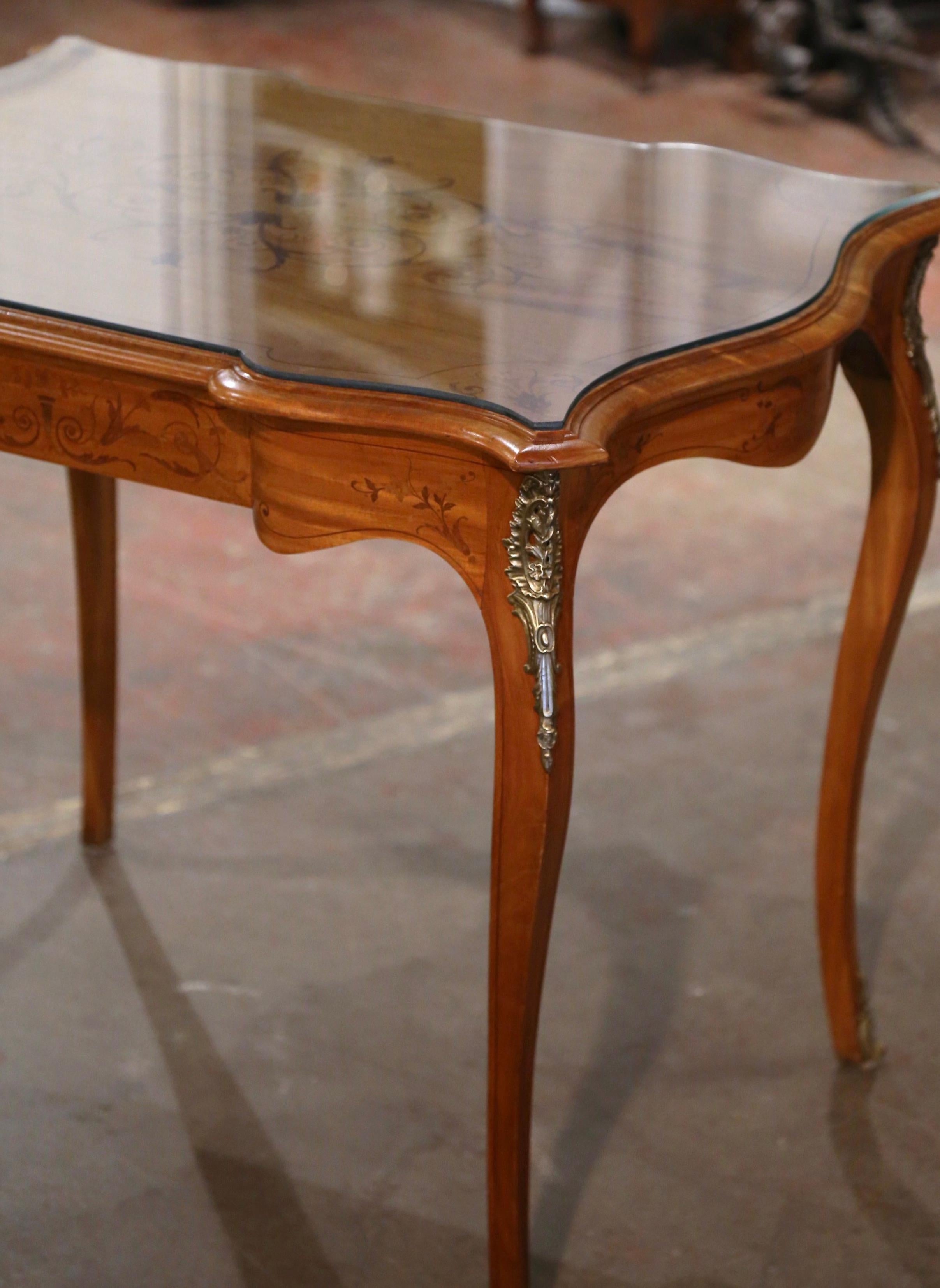 Early 20th Century French Louis XV Inlaid Walnut Table with Protective Glass  In Excellent Condition For Sale In Dallas, TX