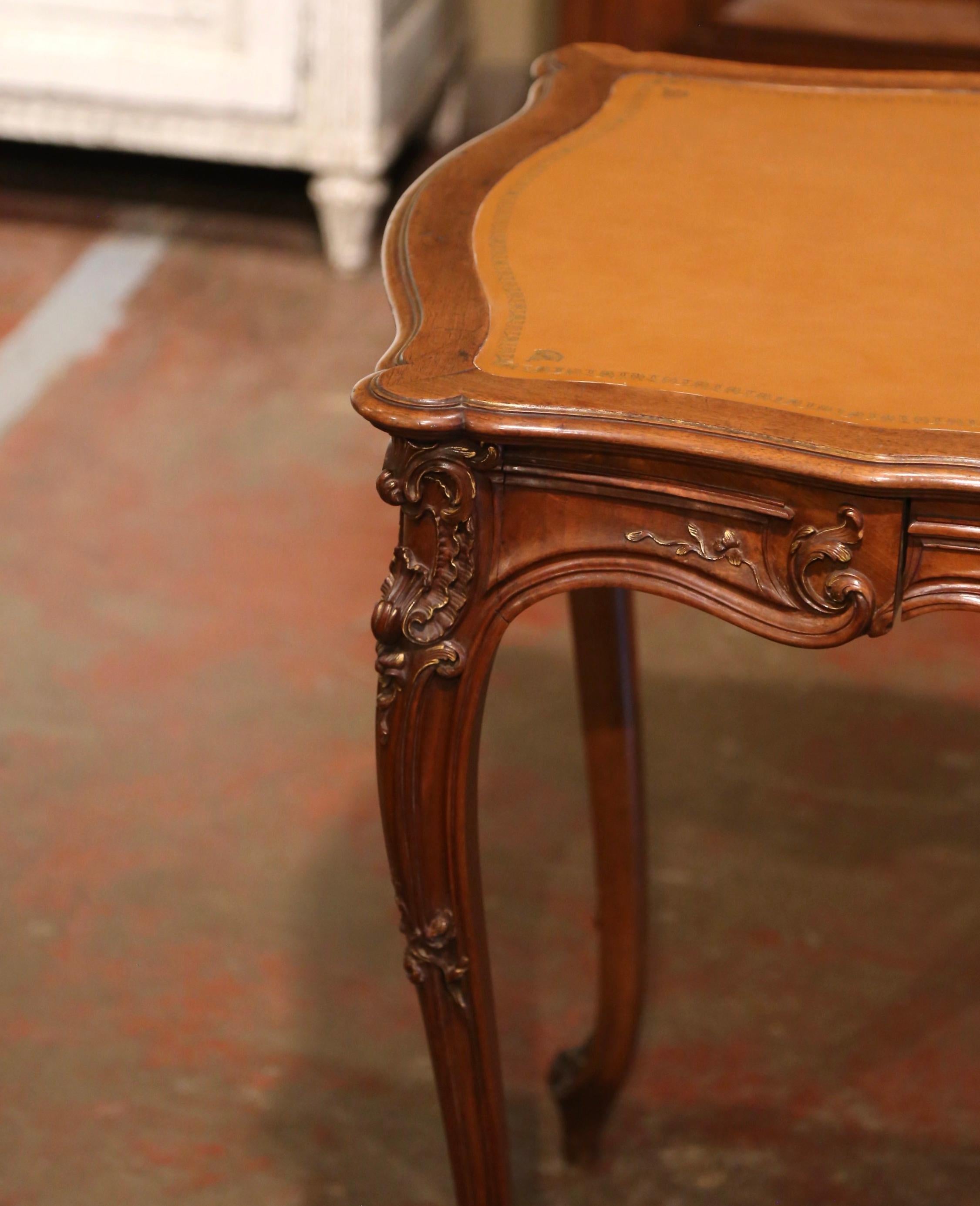 Early 20th Century French Louis XV Leather Top Carved Walnut Side Table Desk In Excellent Condition In Dallas, TX
