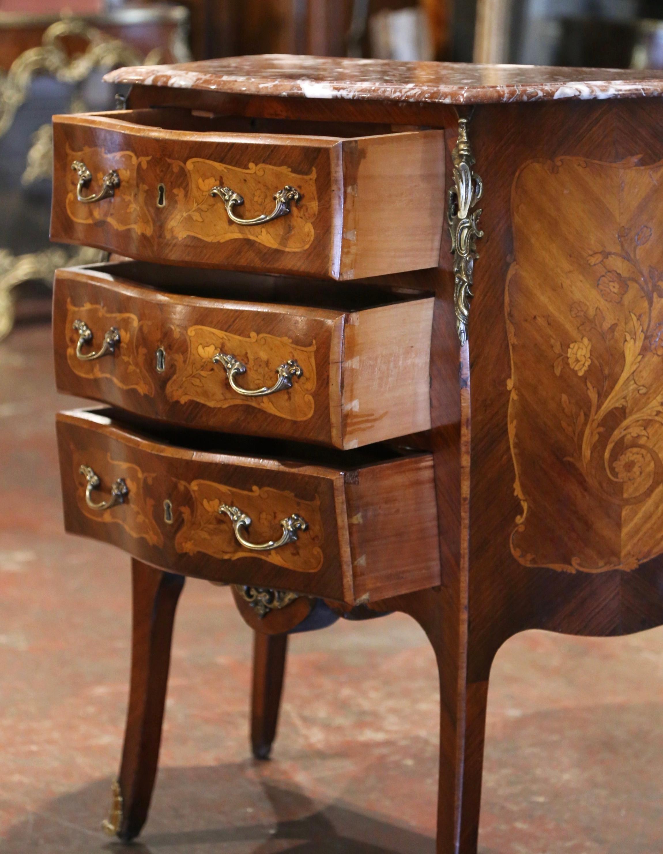 Commode à tiroirs en marqueterie de noyer à dessus de marbre Louis XV du début du XXe siècle en vente 3