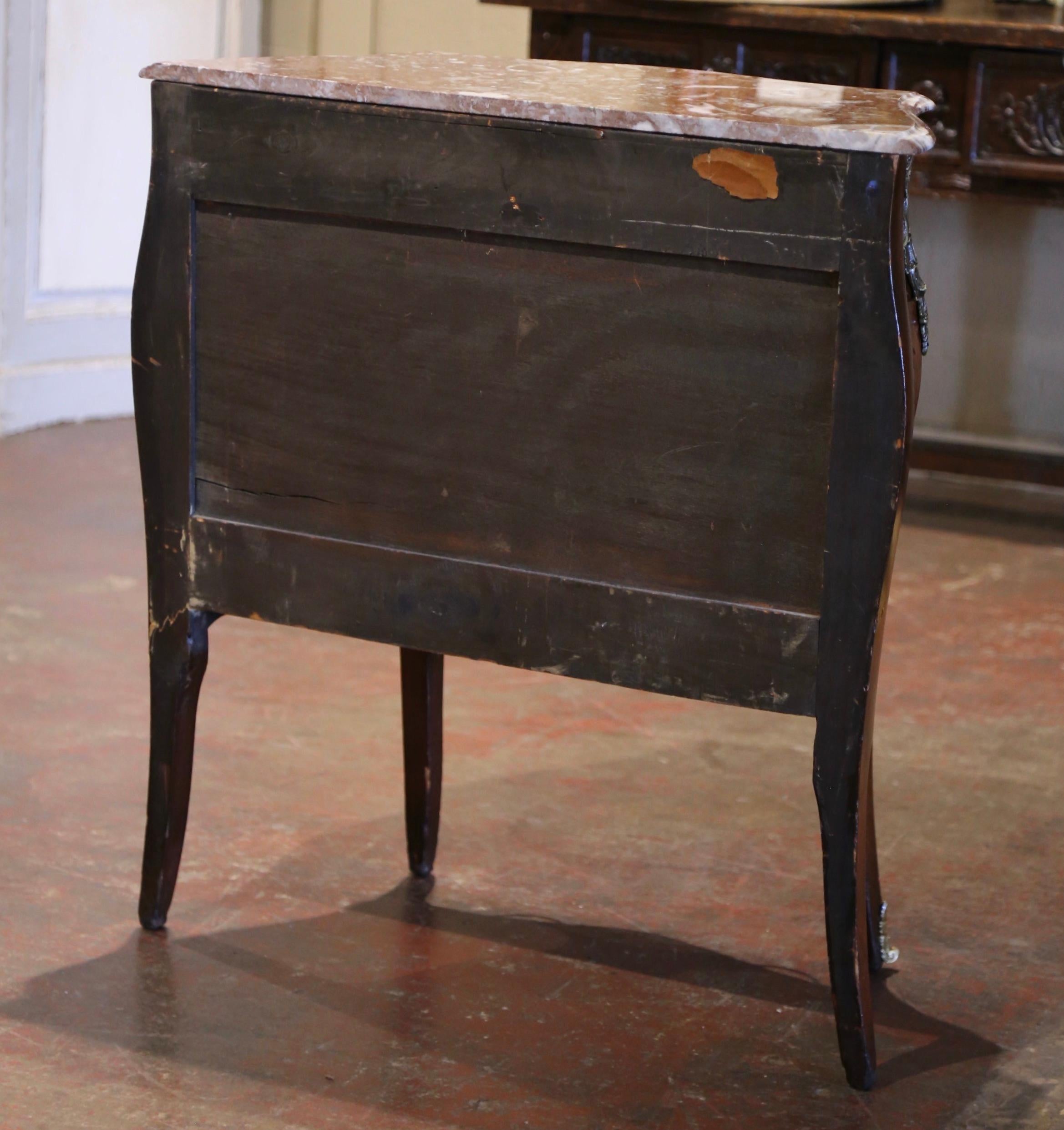 Commode à tiroirs en marqueterie de noyer à dessus de marbre Louis XV du début du XXe siècle en vente 4
