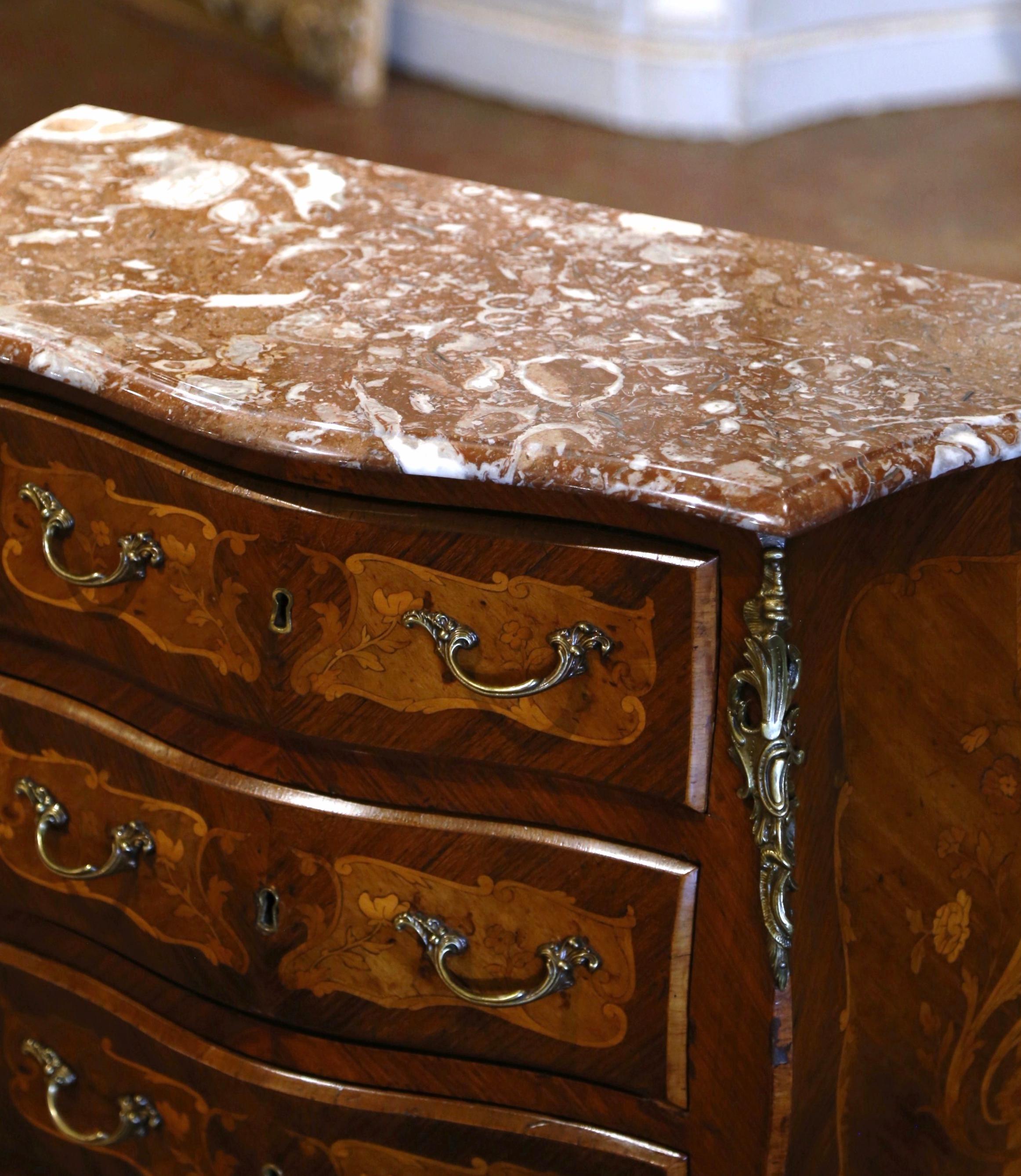 Français Commode à tiroirs en marqueterie de noyer à dessus de marbre Louis XV du début du XXe siècle en vente