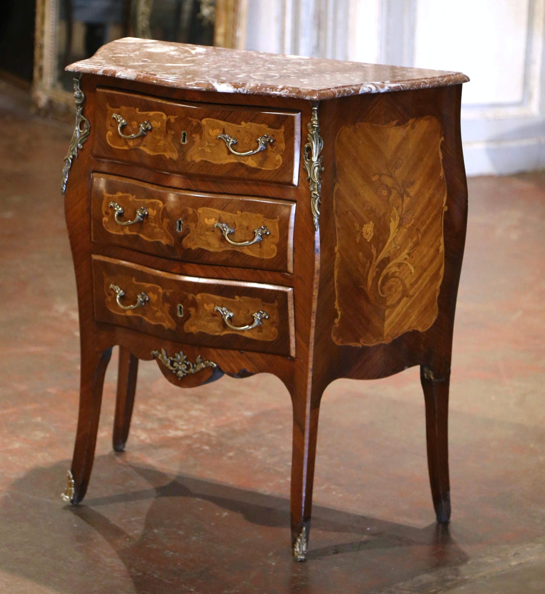 Commode à tiroirs en marqueterie de noyer à dessus de marbre Louis XV du début du XXe siècle Excellent état - En vente à Dallas, TX