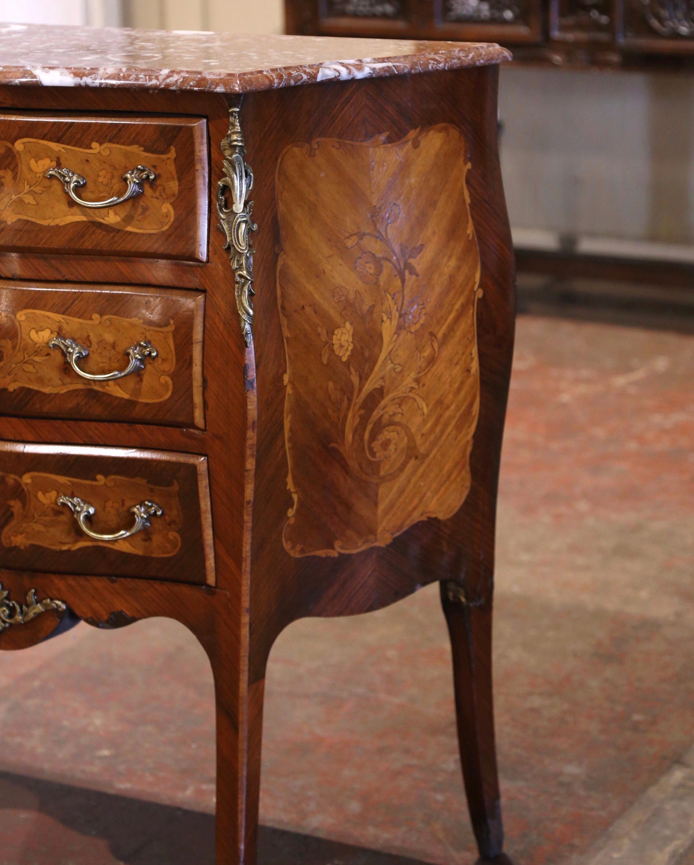 20ième siècle Commode à tiroirs en marqueterie de noyer à dessus de marbre Louis XV du début du XXe siècle en vente