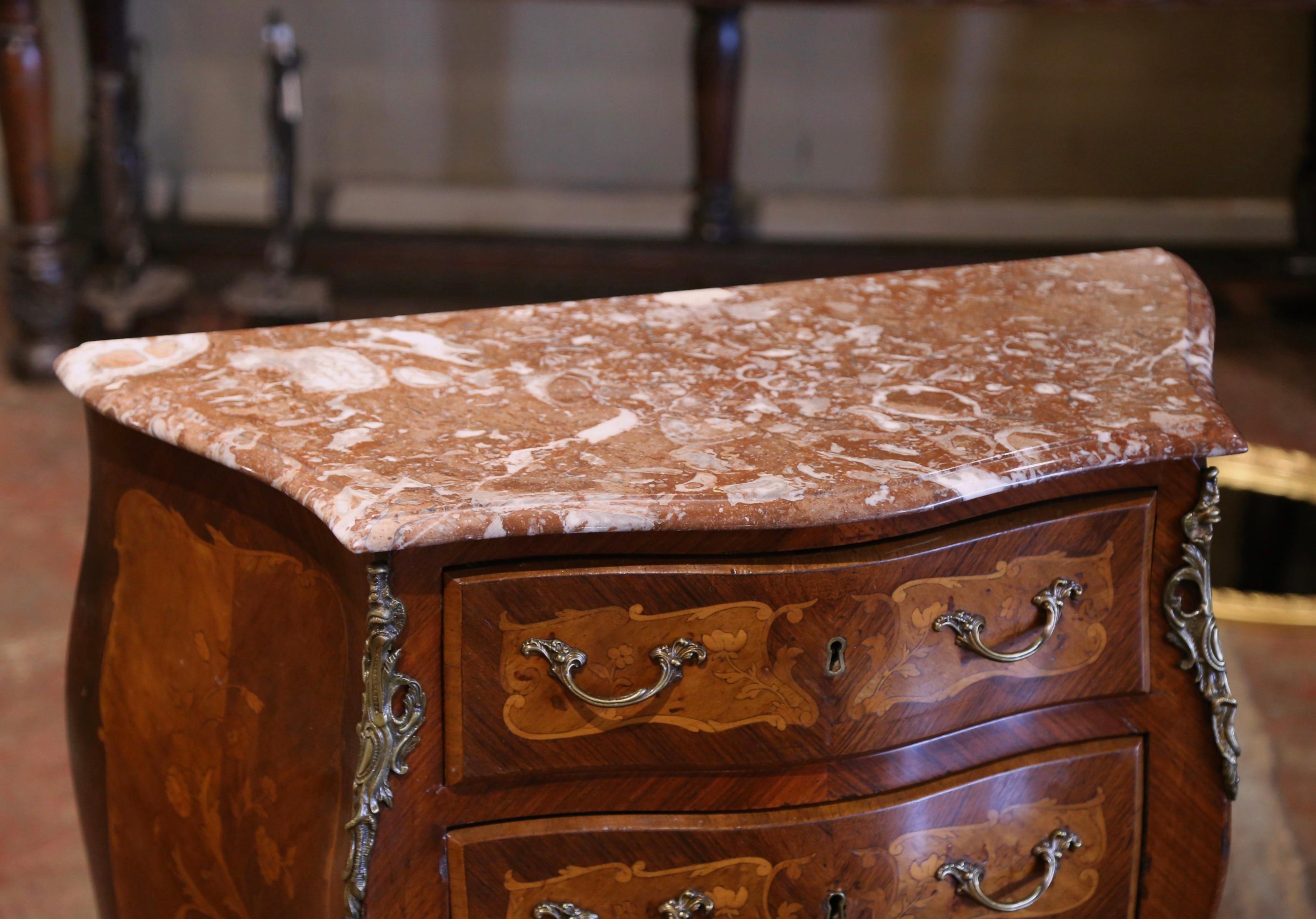 Bronze Commode à tiroirs en marqueterie de noyer à dessus de marbre Louis XV du début du XXe siècle en vente
