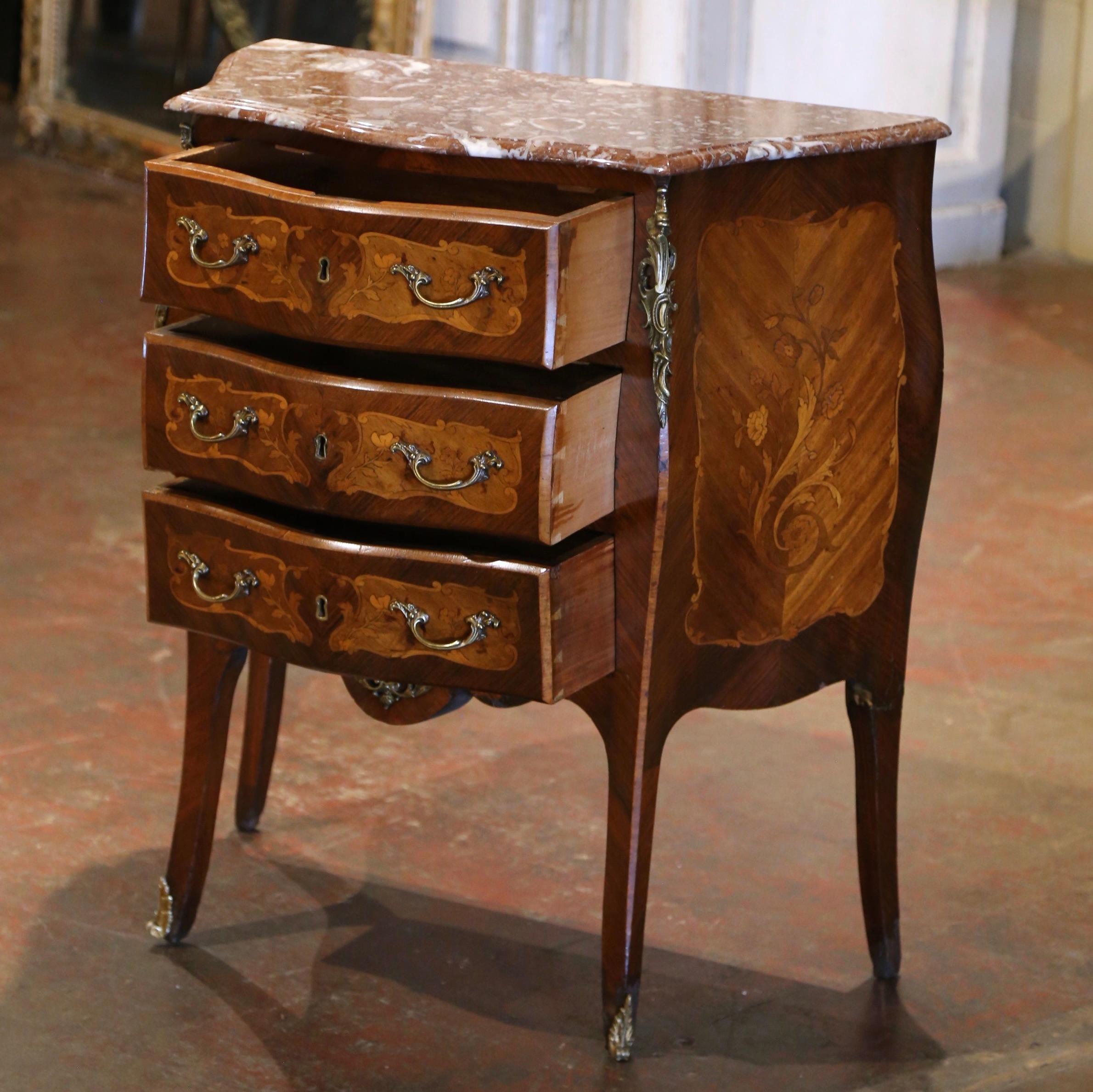 Commode à tiroirs en marqueterie de noyer à dessus de marbre Louis XV du début du XXe siècle en vente 1