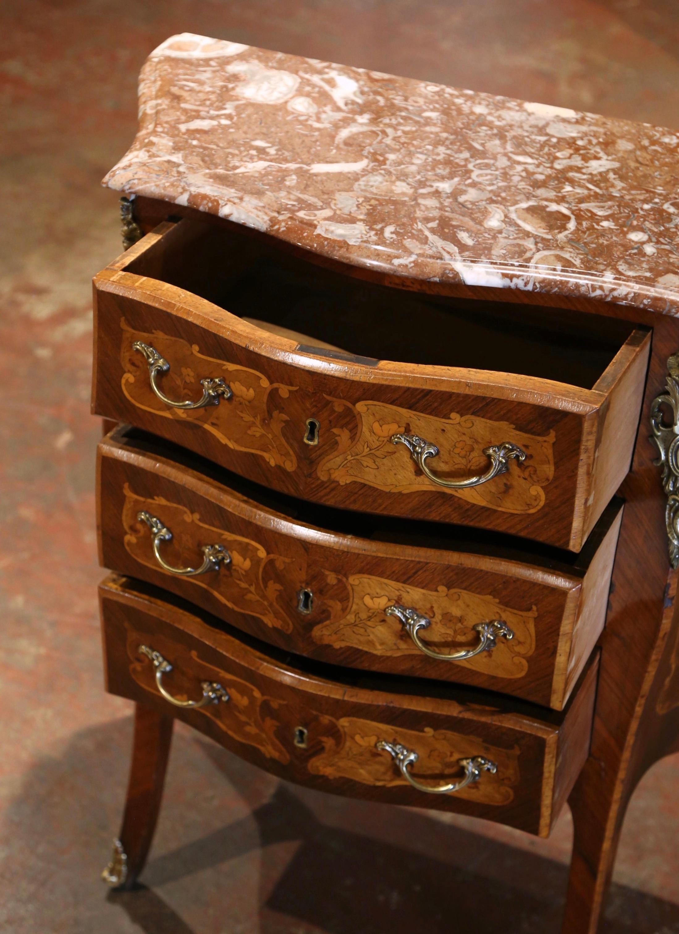 Commode à tiroirs en marqueterie de noyer à dessus de marbre Louis XV du début du XXe siècle en vente 2
