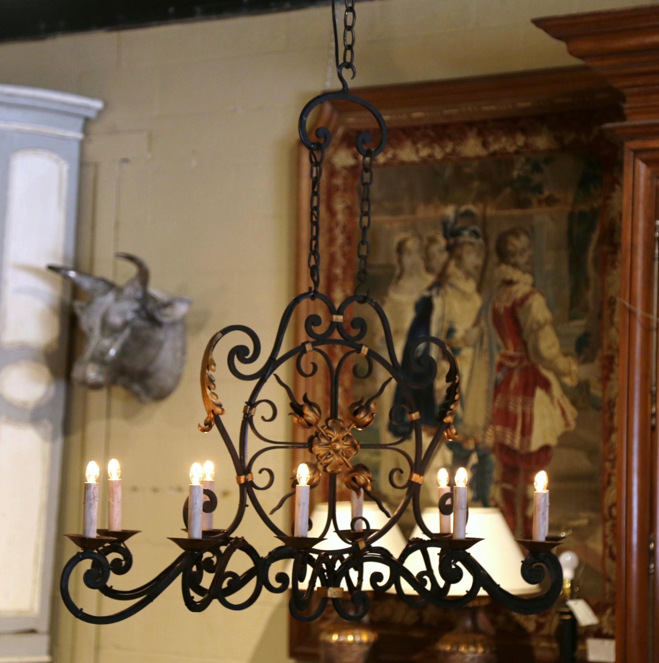 Early 20th Century French Louis XV Painted and Gilt Iron Ten-Light Chandelier In Excellent Condition In Dallas, TX
